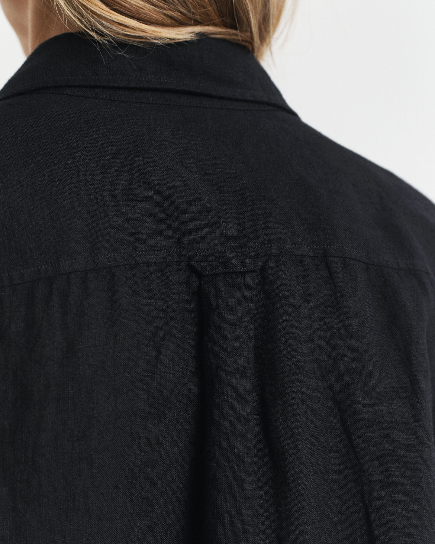 Relaxed&nbsp;fit ‑mitoitettu pellavapaita