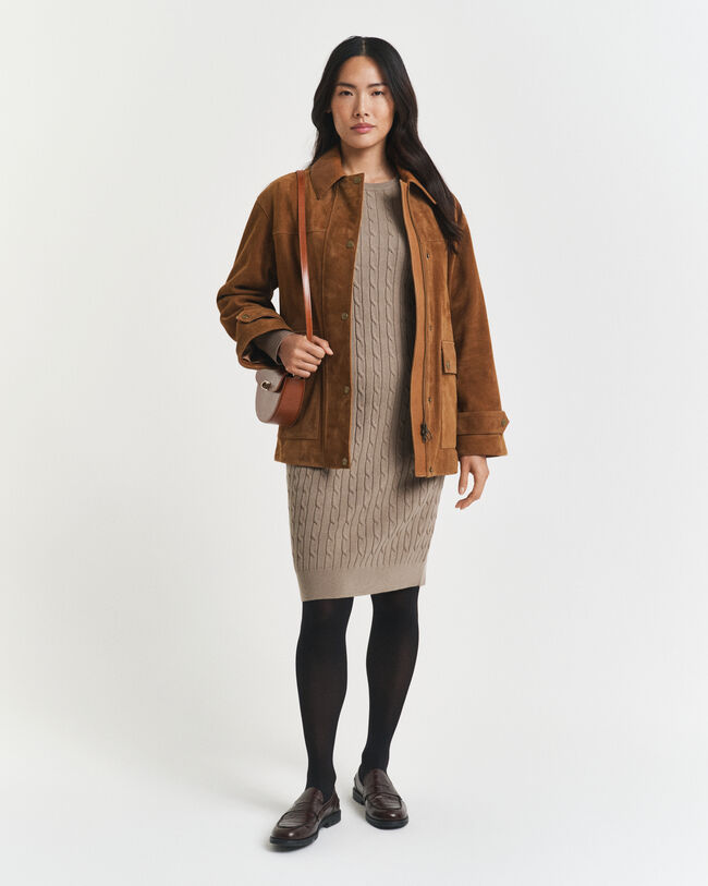 Joustopuuvillainen palmikkoneulemekko, jossa pyöreä pääntie