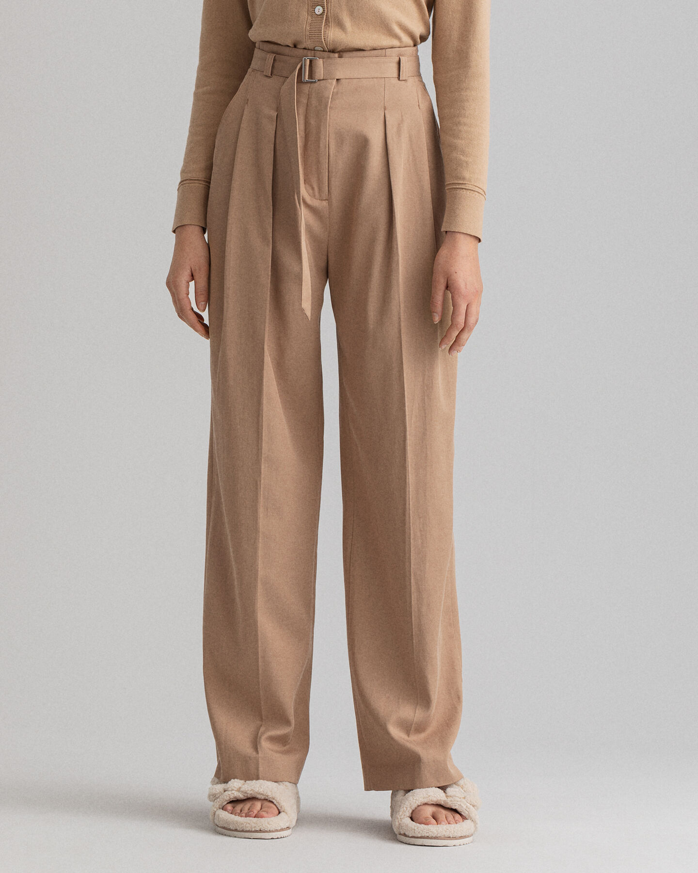 Korkeavy&ouml;t&auml;r&ouml;iset Fluid-chinot laskoksilla