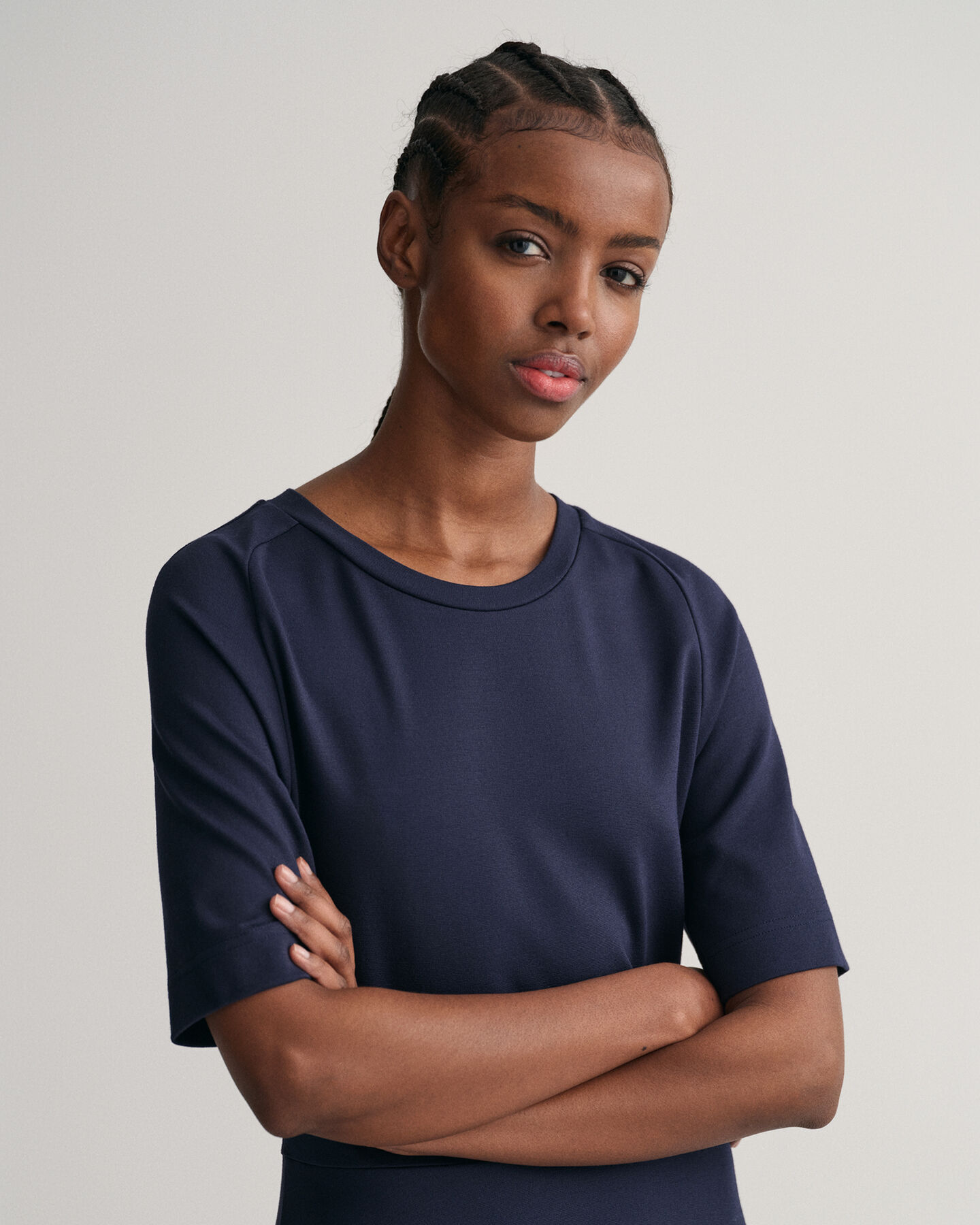 Alasp&auml;in levenev&auml; lyhythihainen mekko, jossa py&ouml;re&auml; p&auml;&auml;ntie