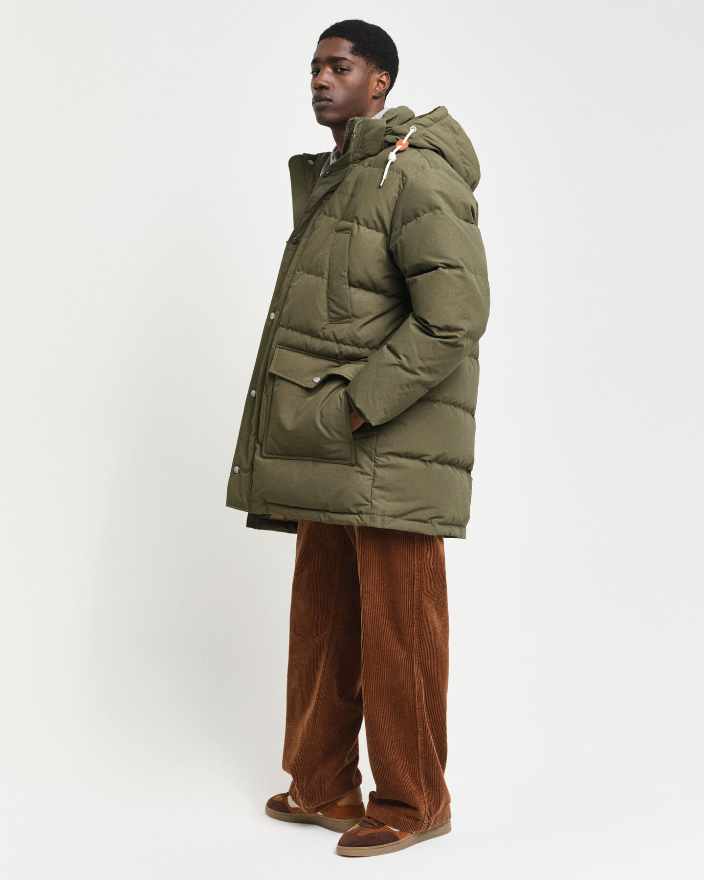 Paksu keskipitkä untuvatakki