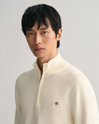 Kohopintainen puuvillaneulepusero, jossa vetoketjullinen p&auml;&auml;ntie