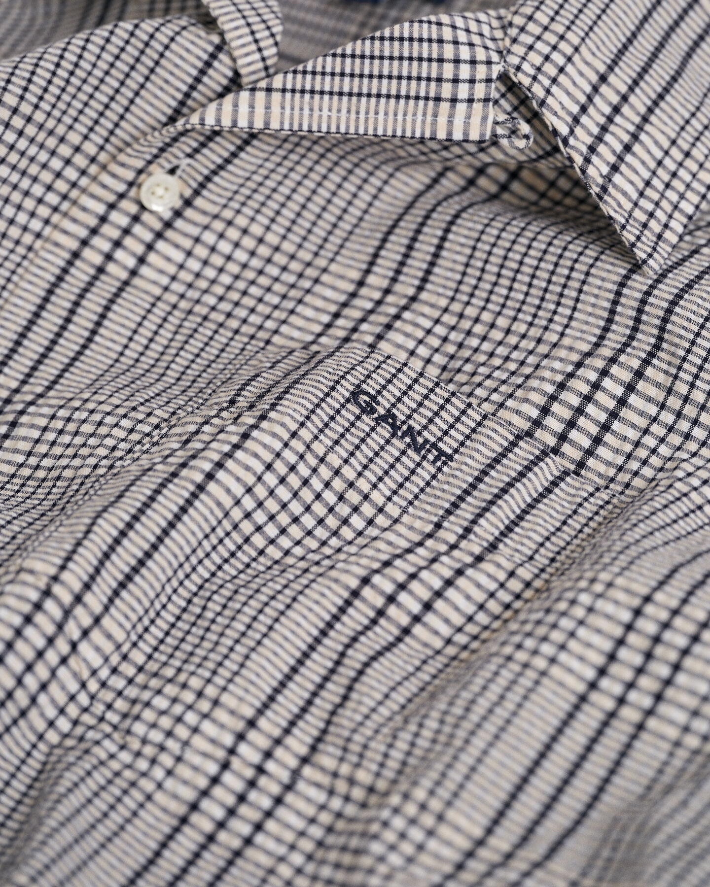 Relaxed&nbsp;fit ‑mitoitettu lyhythihainen seersucker-ruutupaita