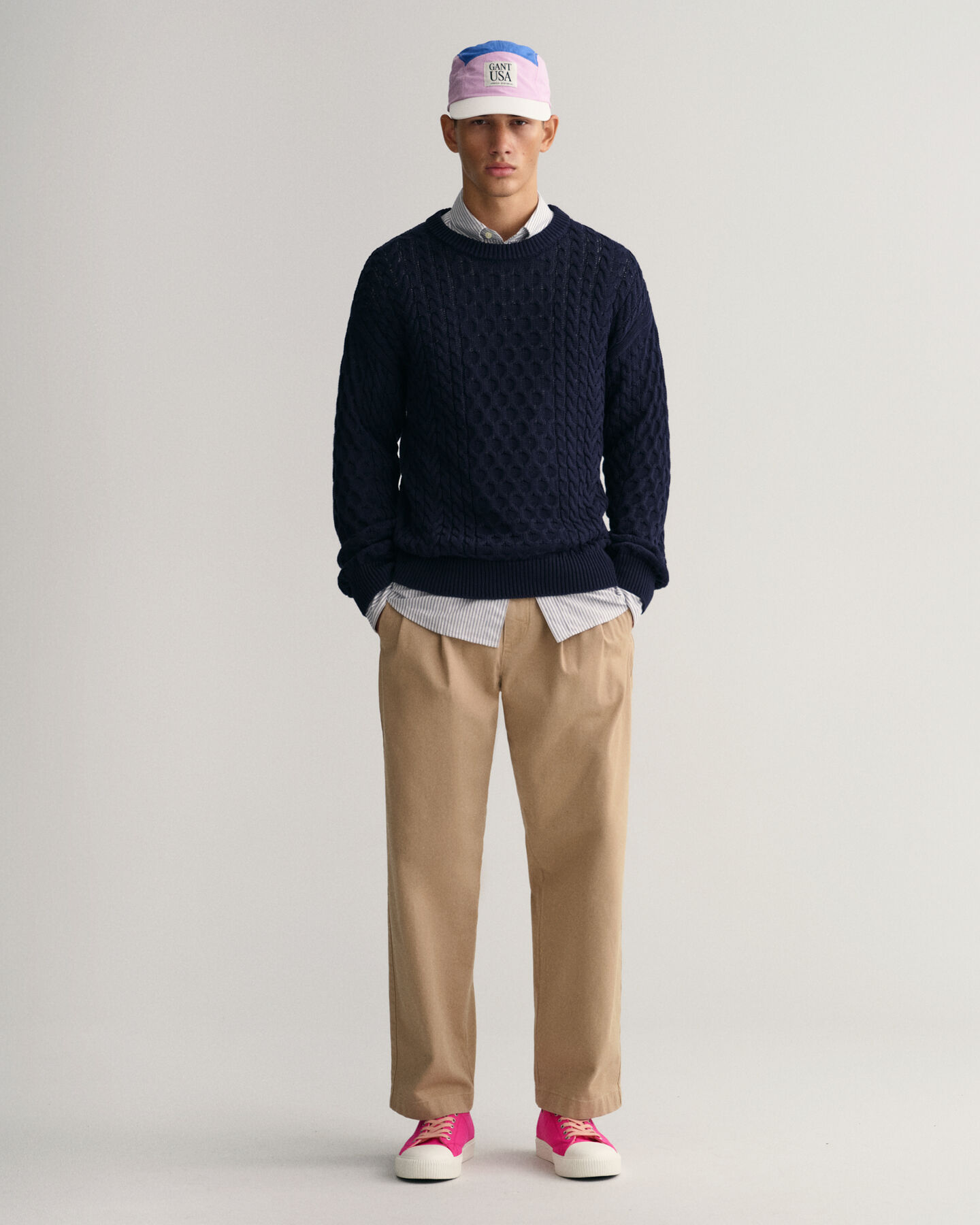 Puuvillainen palmikkoneulepusero, jossa py&ouml;re&auml; p&auml;&auml;ntie