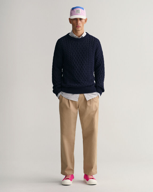 Puuvillainen palmikkoneulepusero, jossa py&ouml;re&auml; p&auml;&auml;ntie