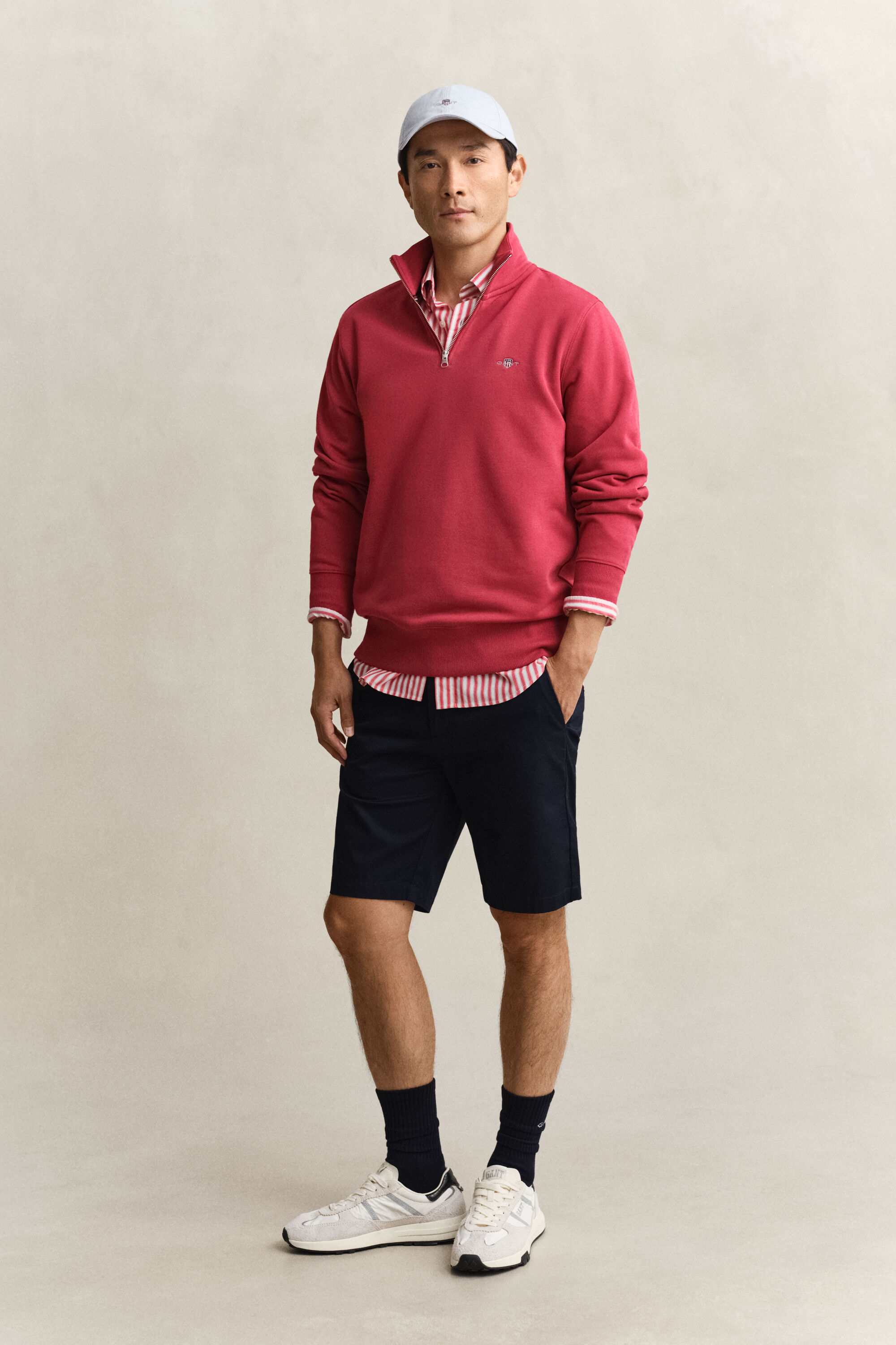 Shield‑collegepaita, jossa vetoketju pääntiellä