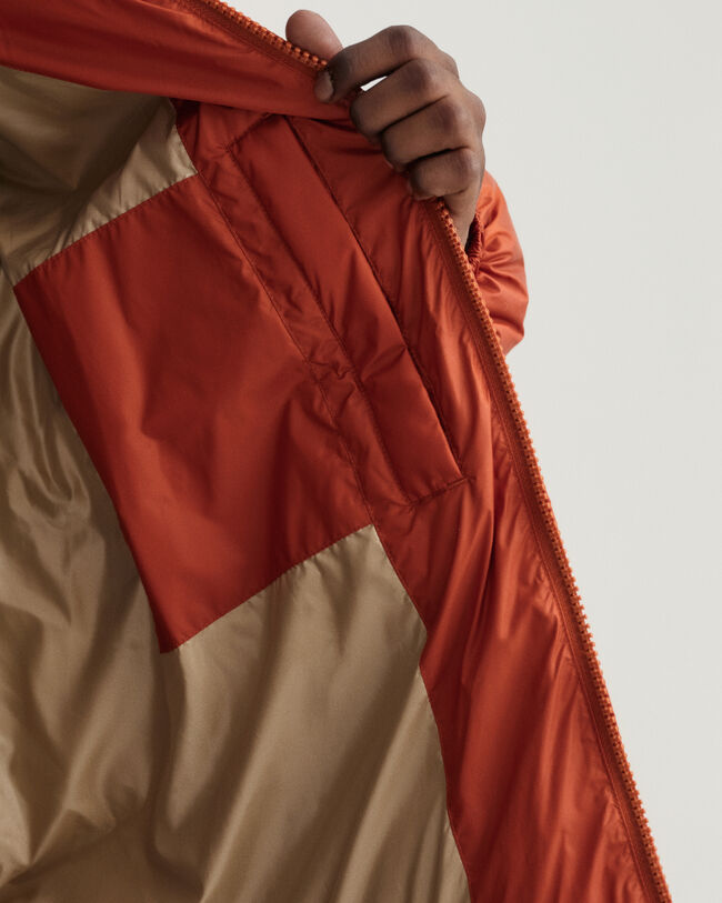 Kiiltävä toppatakki