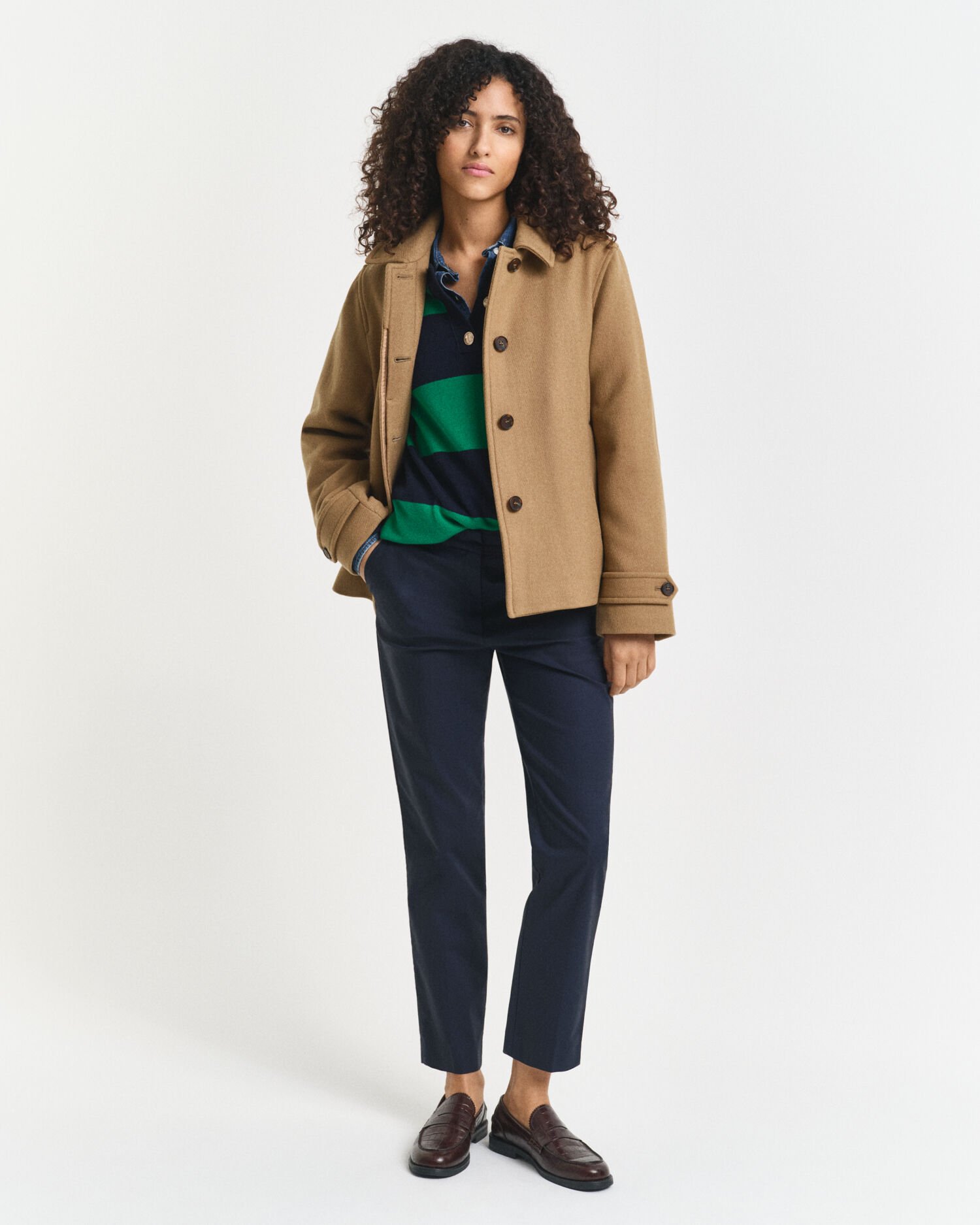 Lyhyt villasekoitteinen autotakki