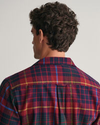 Flanelliset pyjamahousut ja ‑paita lahjapakkauksessa