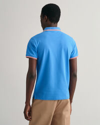 Kolmiv&auml;risell&auml; reunuksella varustettu pikeepaita