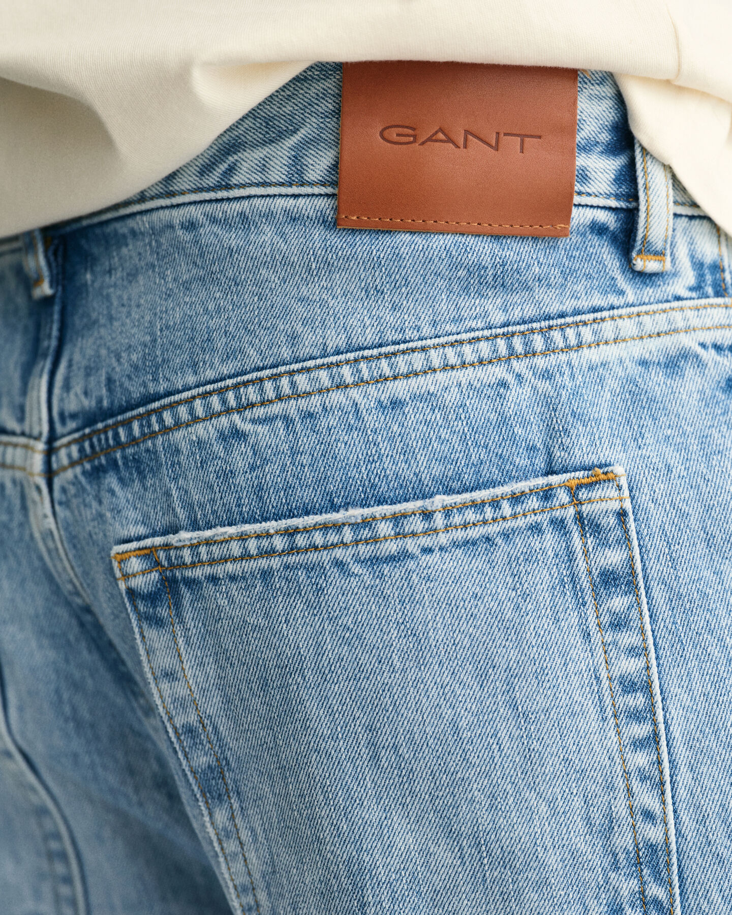 Loose fit -mitoitetut leveälahkeiset farkut