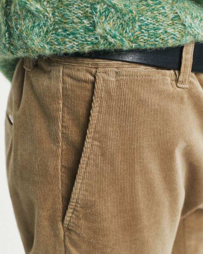 Slim fit ‑mitoitetut vakosamettichinot