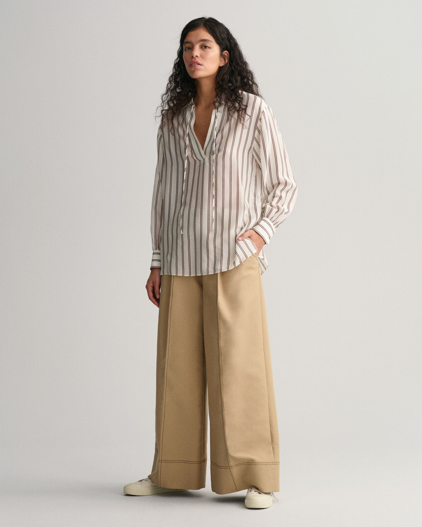 Raidallinen pusero, jossa v-pääntie