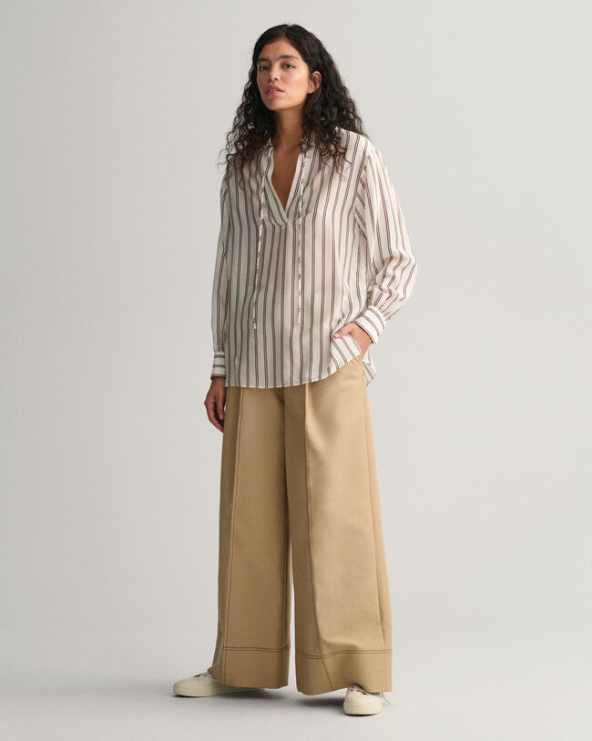 Raidallinen pusero, jossa v-pääntie