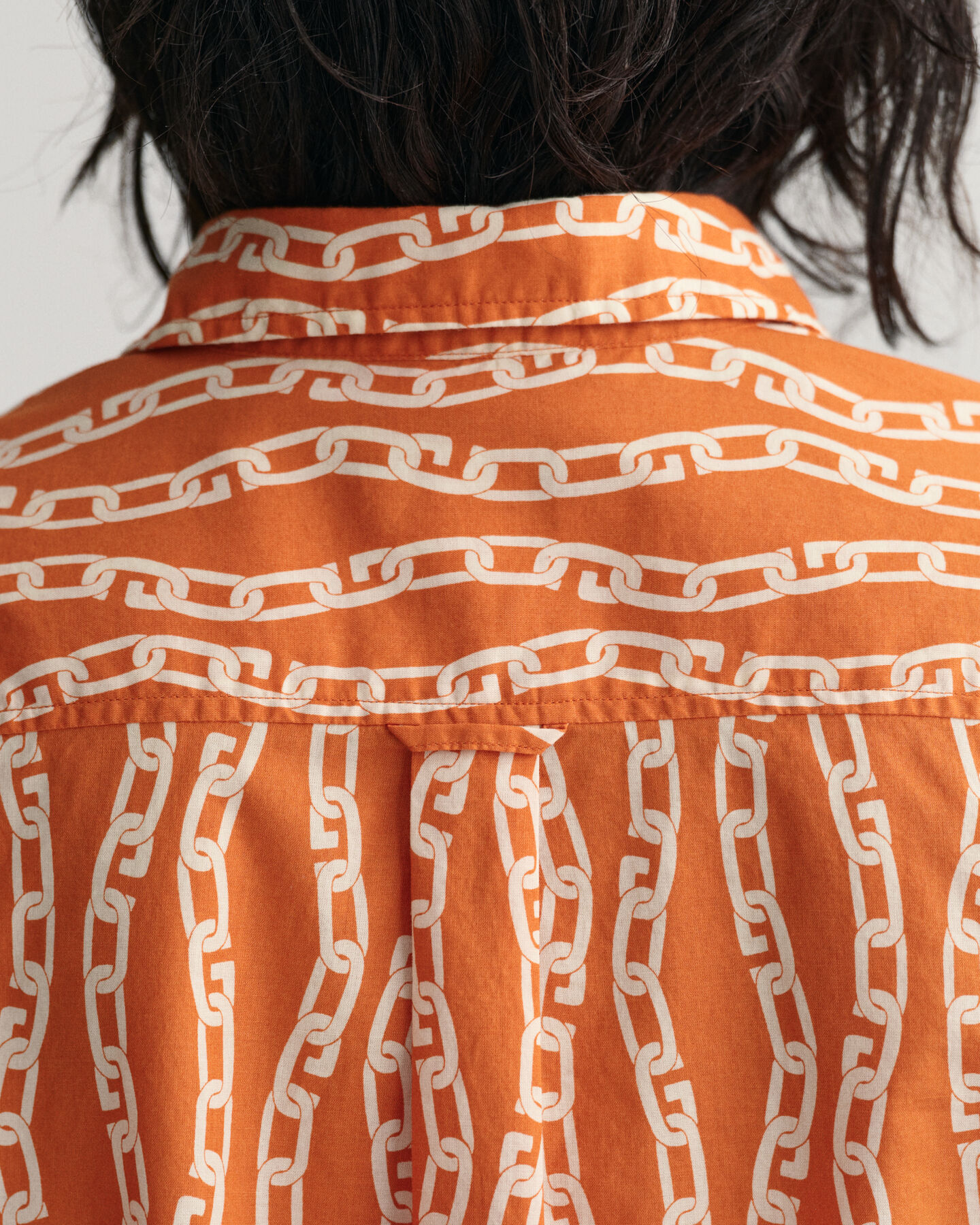 Regular&nbsp;fit ‑mitoitettu Chain-printtipaita puuvillavoileeta