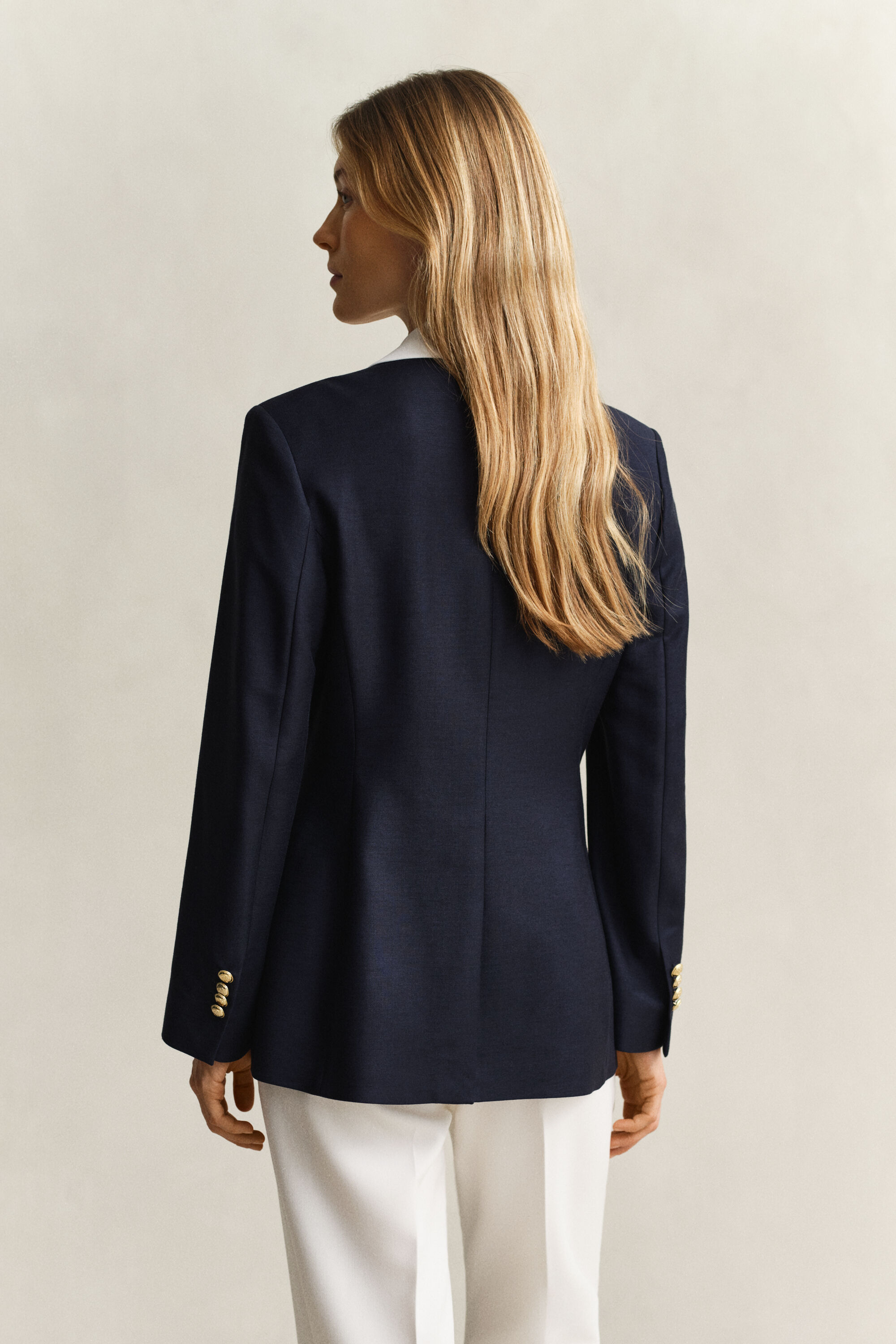 Kontrastivärinen klubitakki