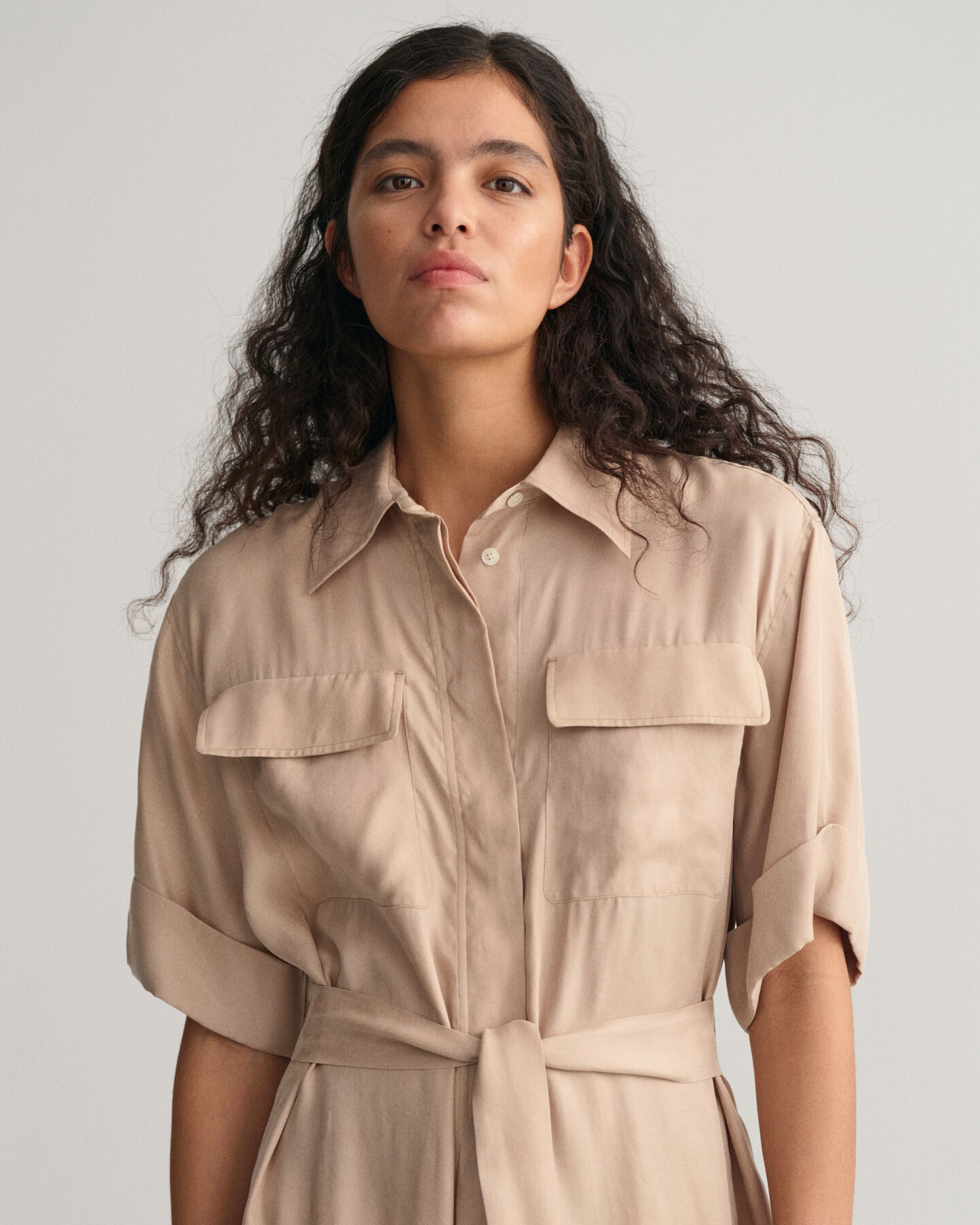 Lyhythihainen l&auml;pp&auml;taskuinen paitamekko