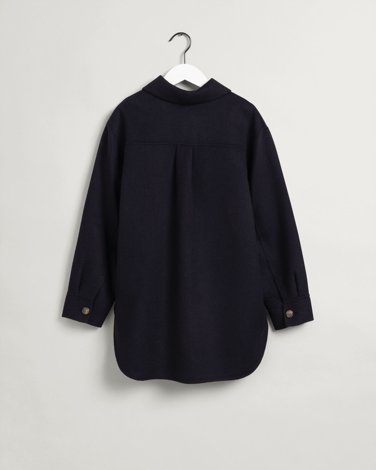 K&auml;sin tikattu paitatakki