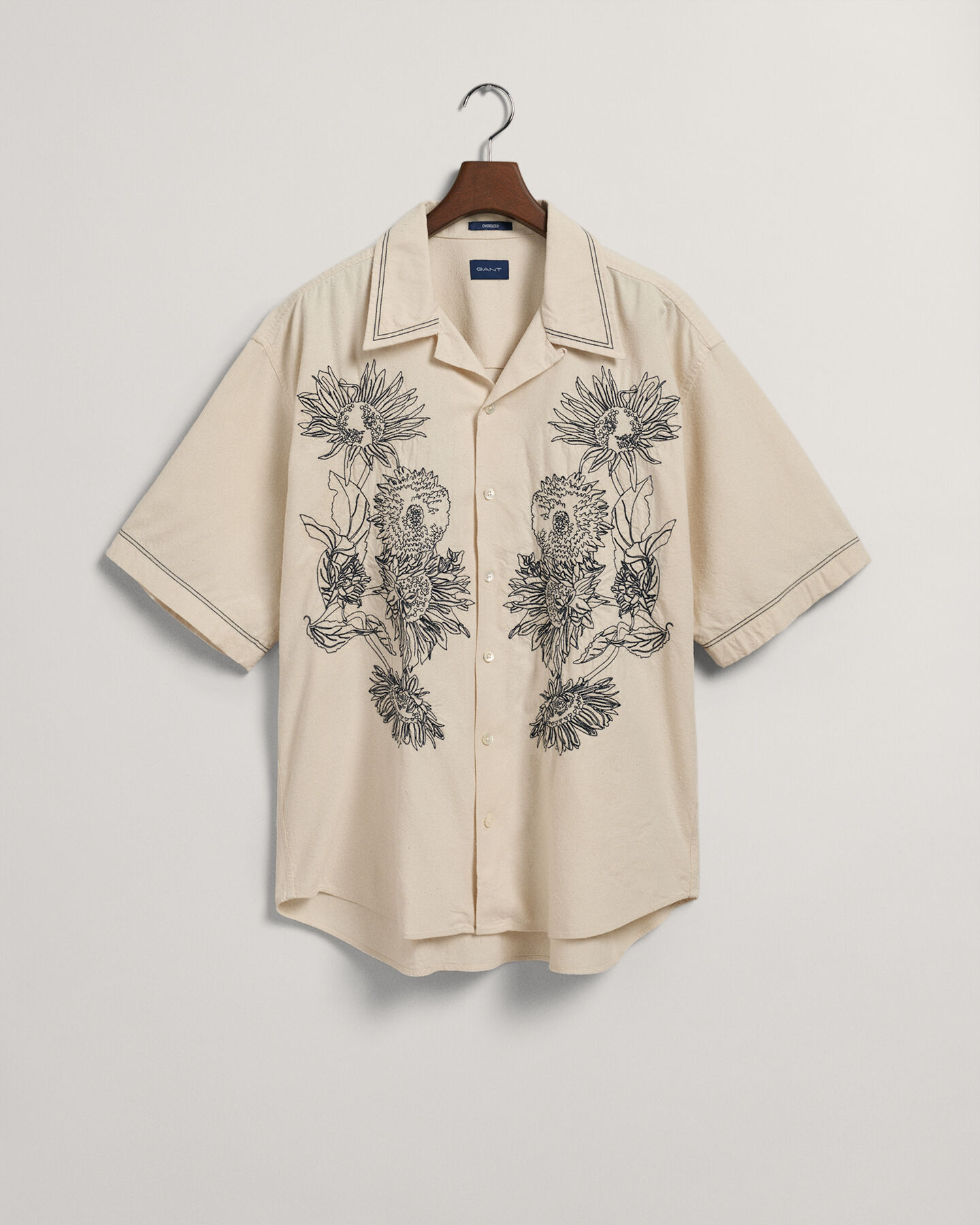 Oversized fit -mitoitettu kirjailtu lyhythihainen paita