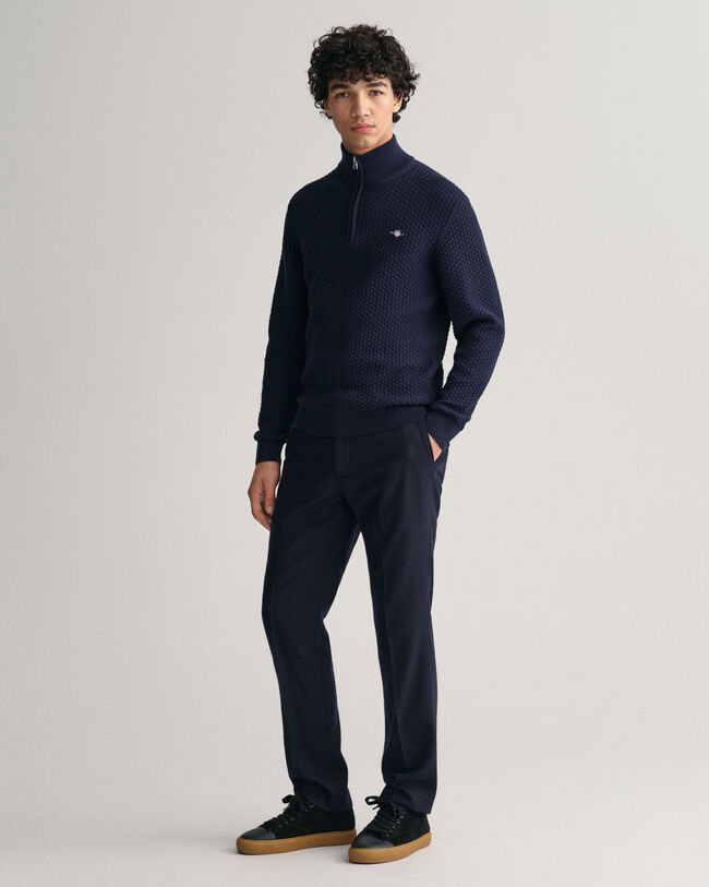 Kohopintainen puuvillaneulepusero, jossa vetoketjullinen p&auml;&auml;ntie