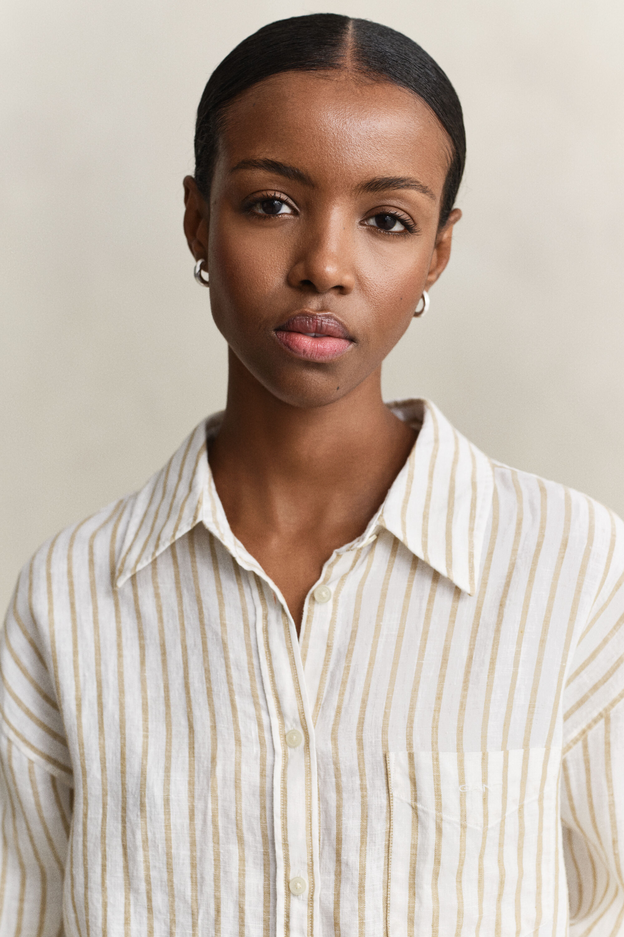 Relaxed fit ‑mitoitettu raidallinen pellavapaita