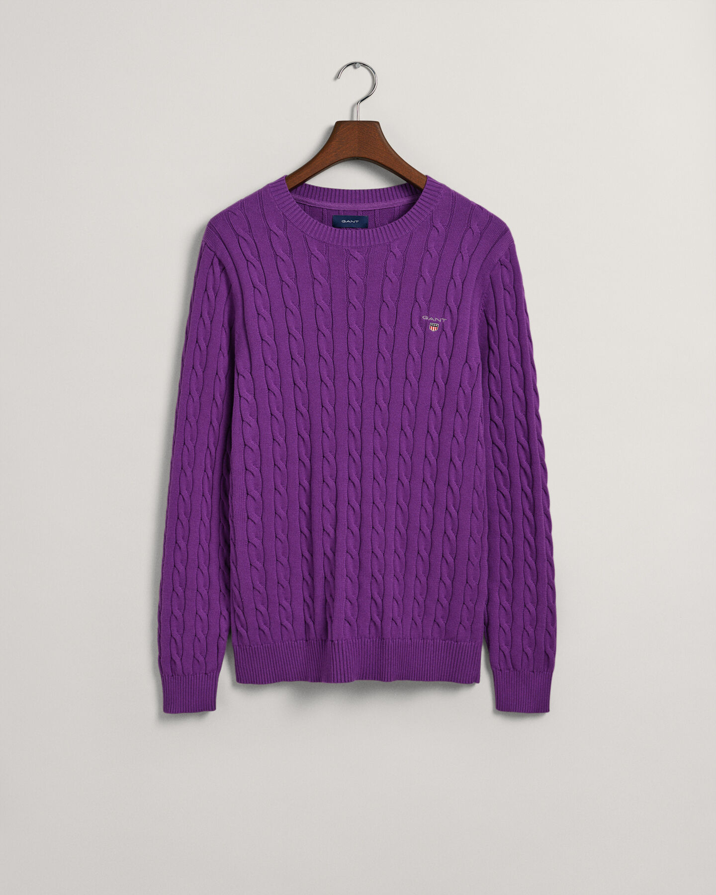 Puuvillainen palmikkoneulepusero, jossa py&ouml;re&auml; p&auml;&auml;ntie