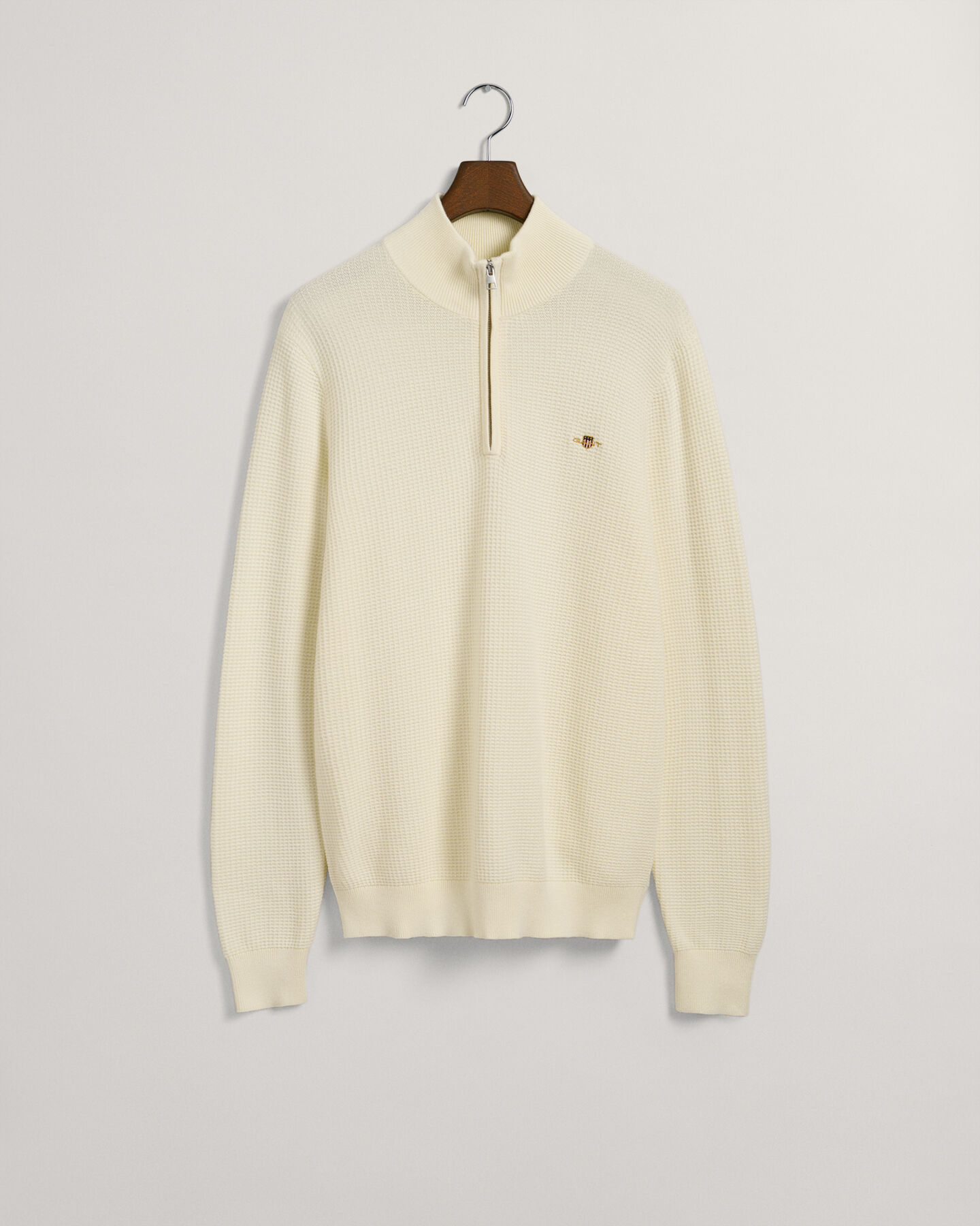 Kohopintainen puuvillaneulepusero, jossa vetoketjullinen p&auml;&auml;ntie