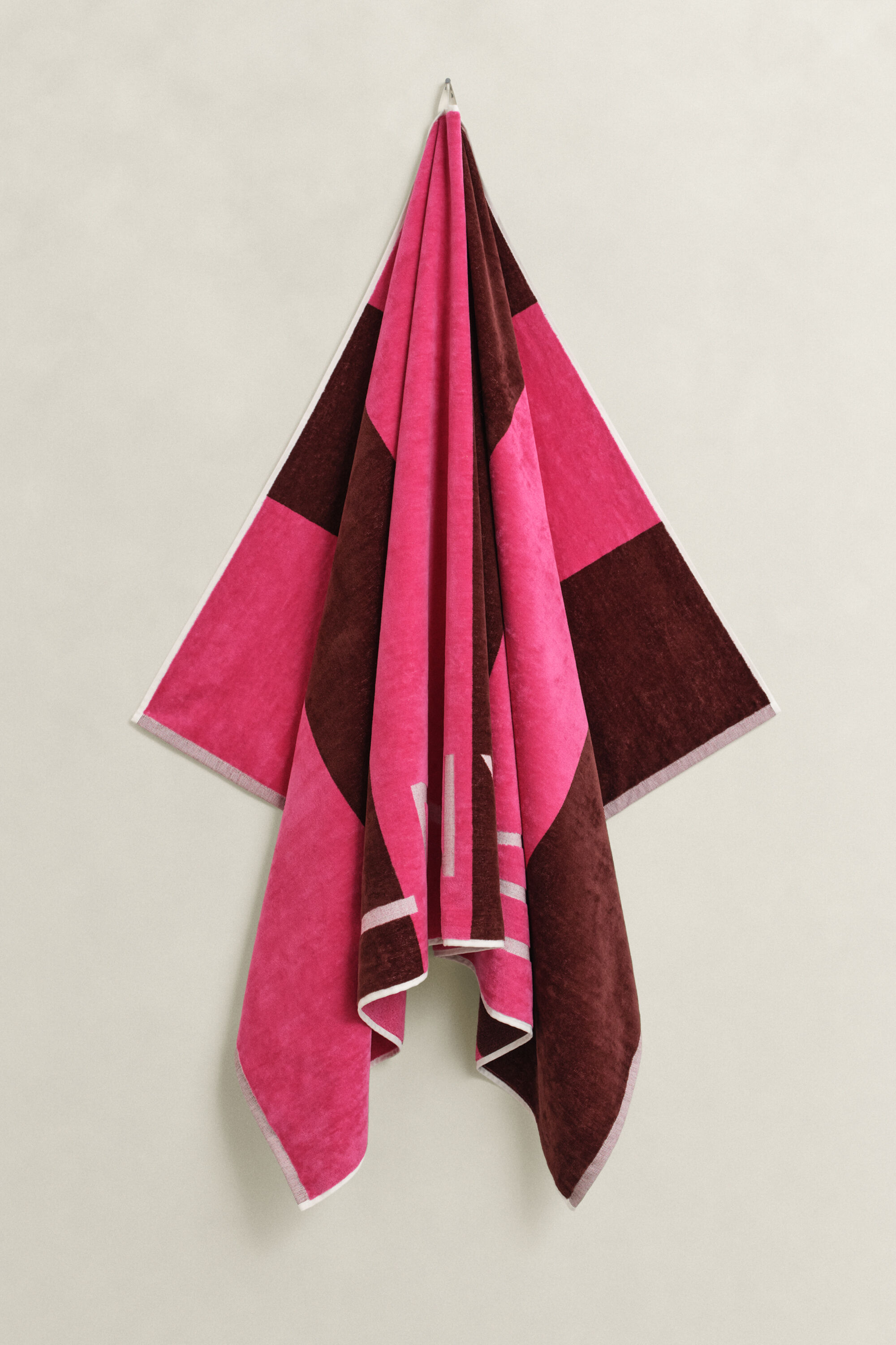 Leveäraitainen rantapyyhe