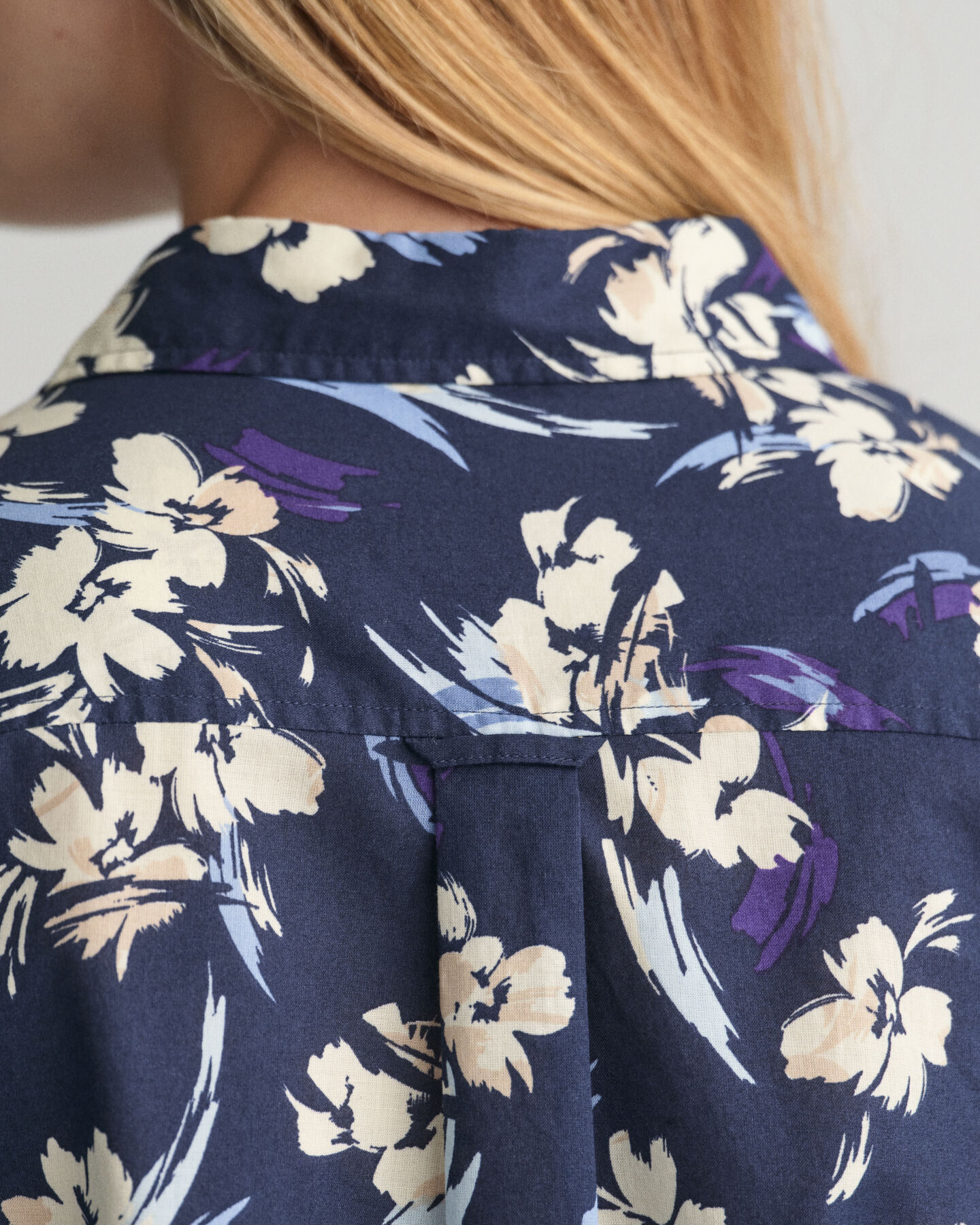 Regular fit ‑mitoitettu kukkaprinttipaita puuvillavoileesta