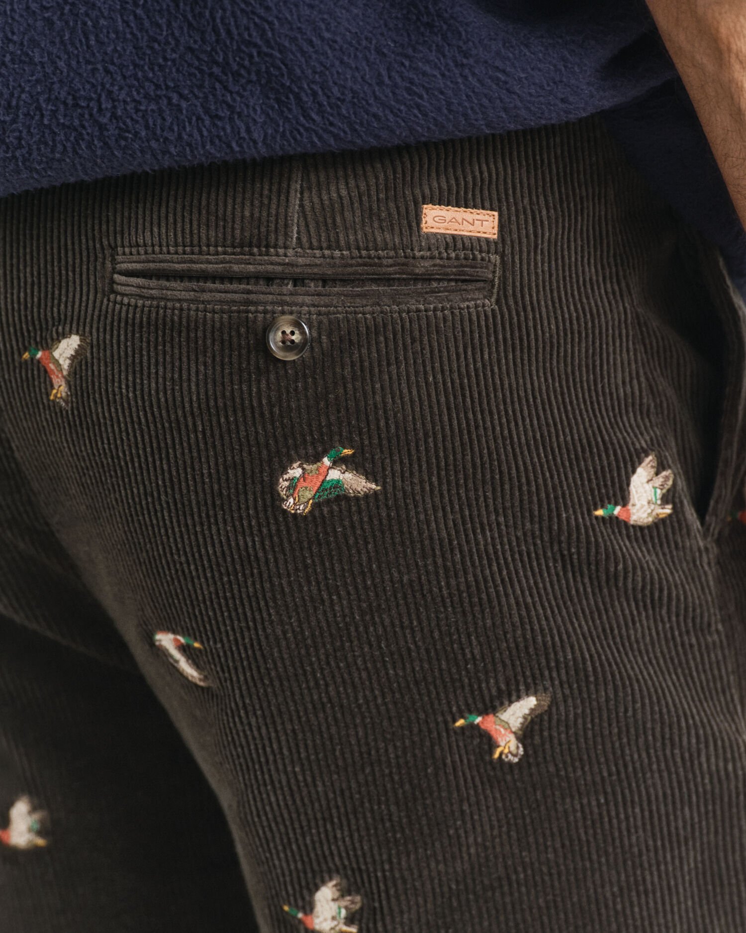 Straight fit ‑mitoitetut kirjaillut vakosamettihousut