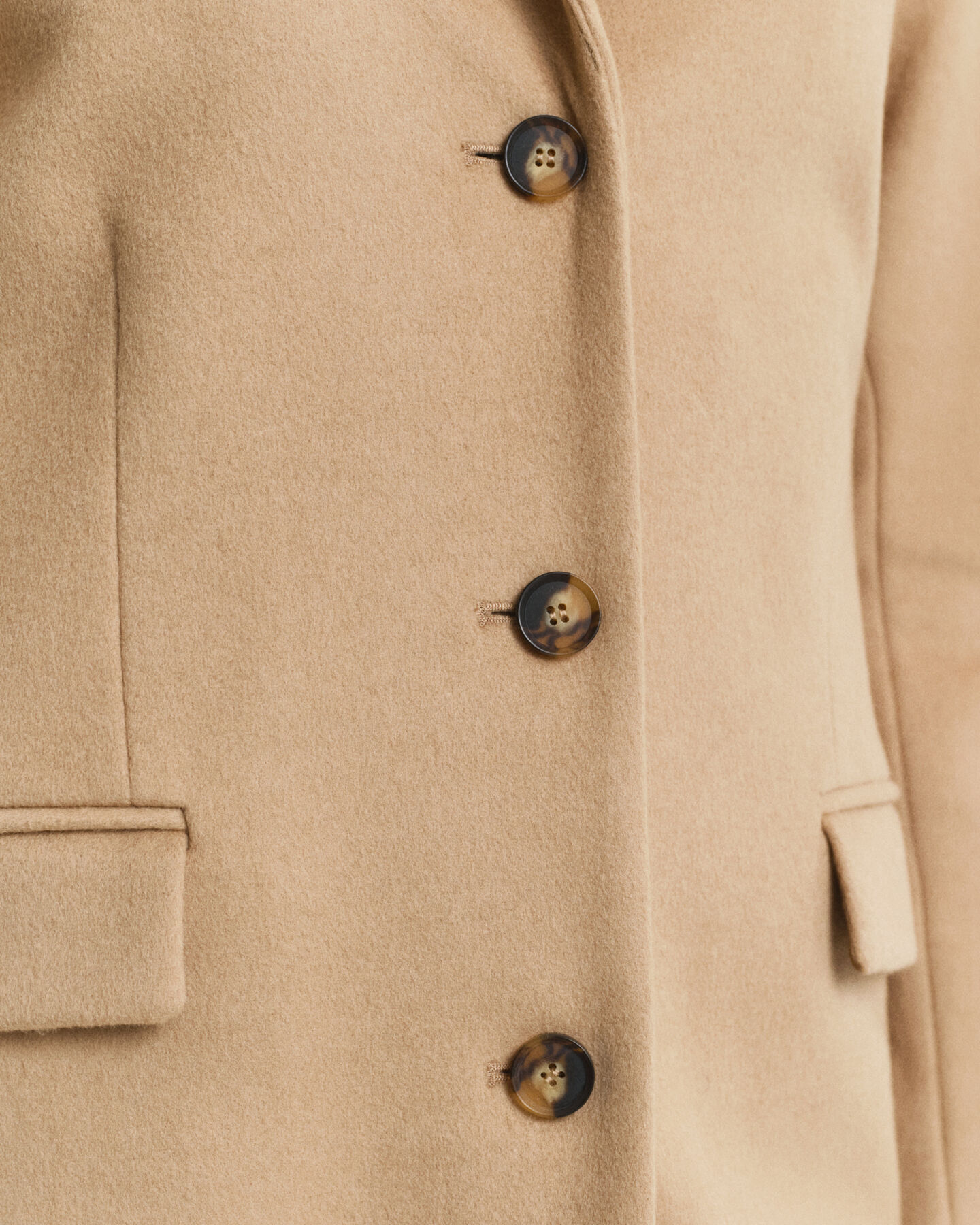 Klassinen hyvin istuva villasekoitetakki