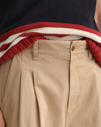 Väljät chinot laskoksilla