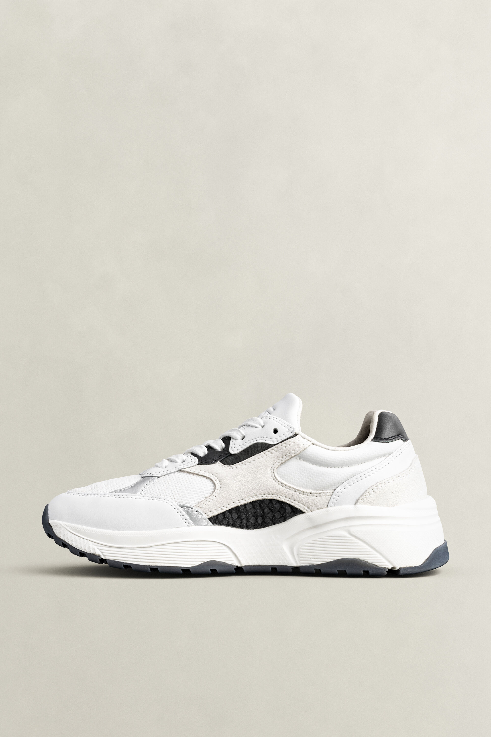 Newile-tennarit nahkaa ja nailonia