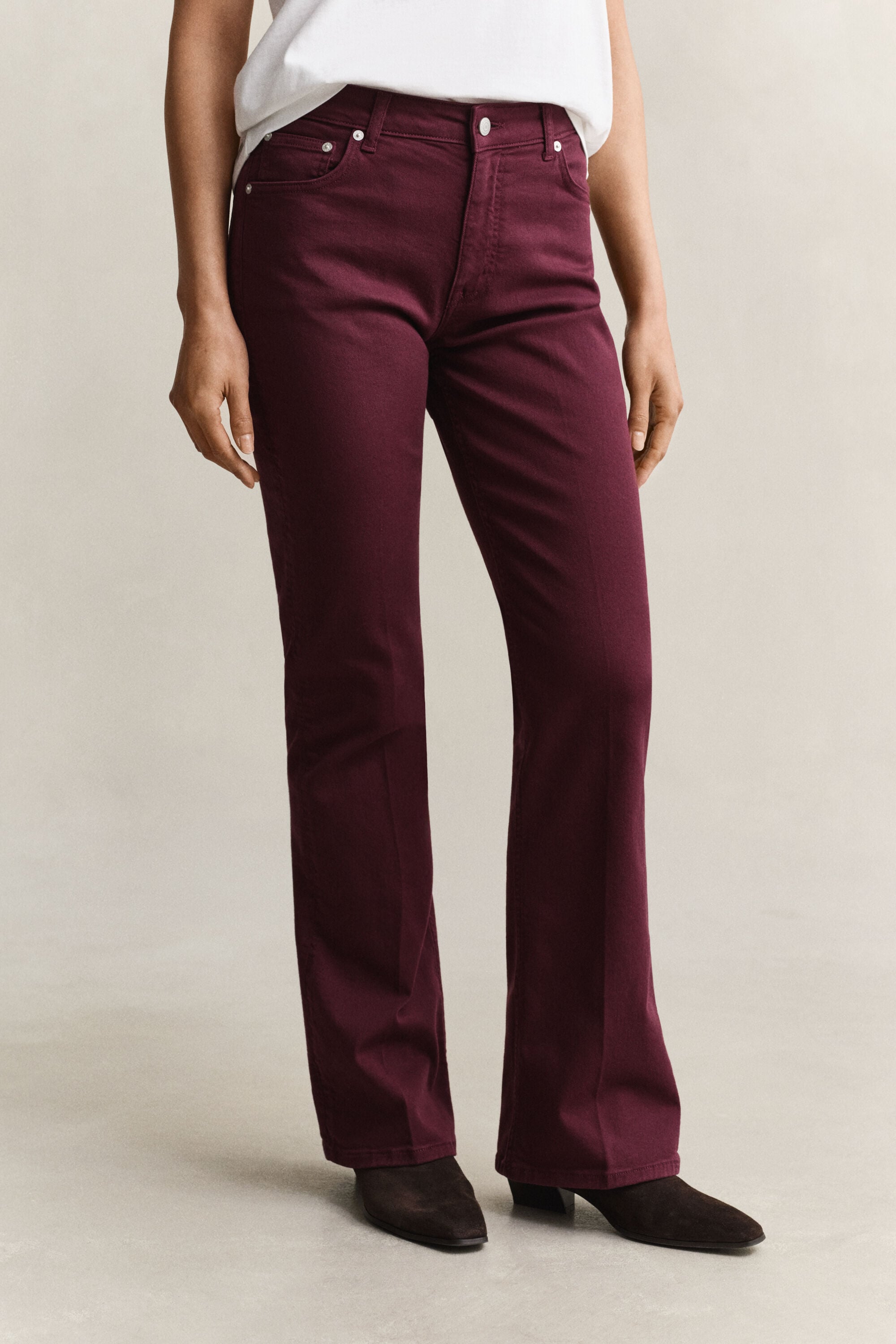 Levenevät slim fit -mitoitetut värjätyt farkut