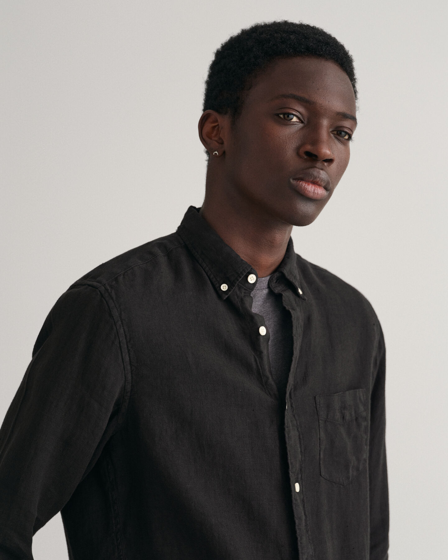 Regular&nbsp;fit ‑mitoitettu valmiina v&auml;rj&auml;tty pellavapaita