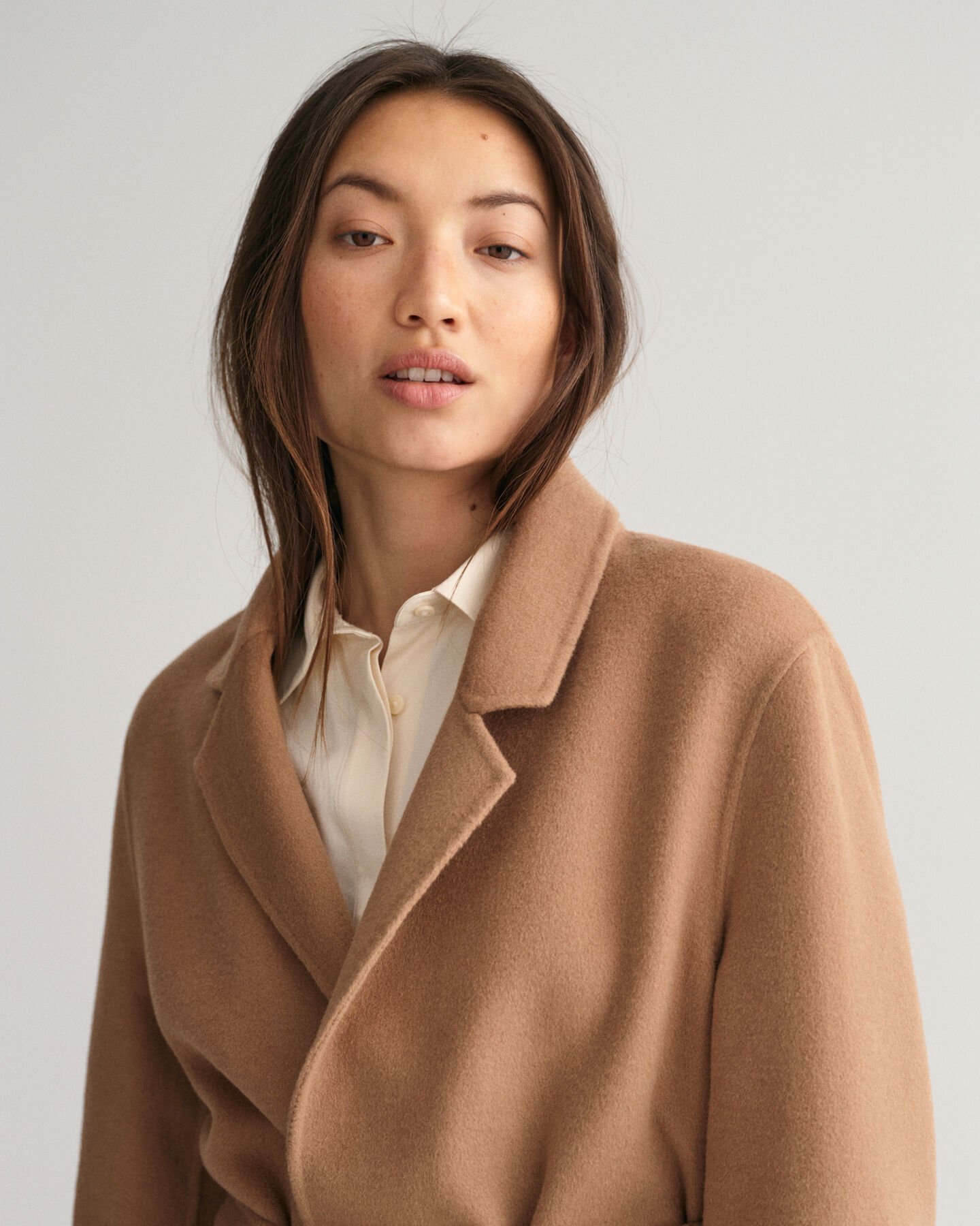 Käsin tikattu bleiseri vyöllä