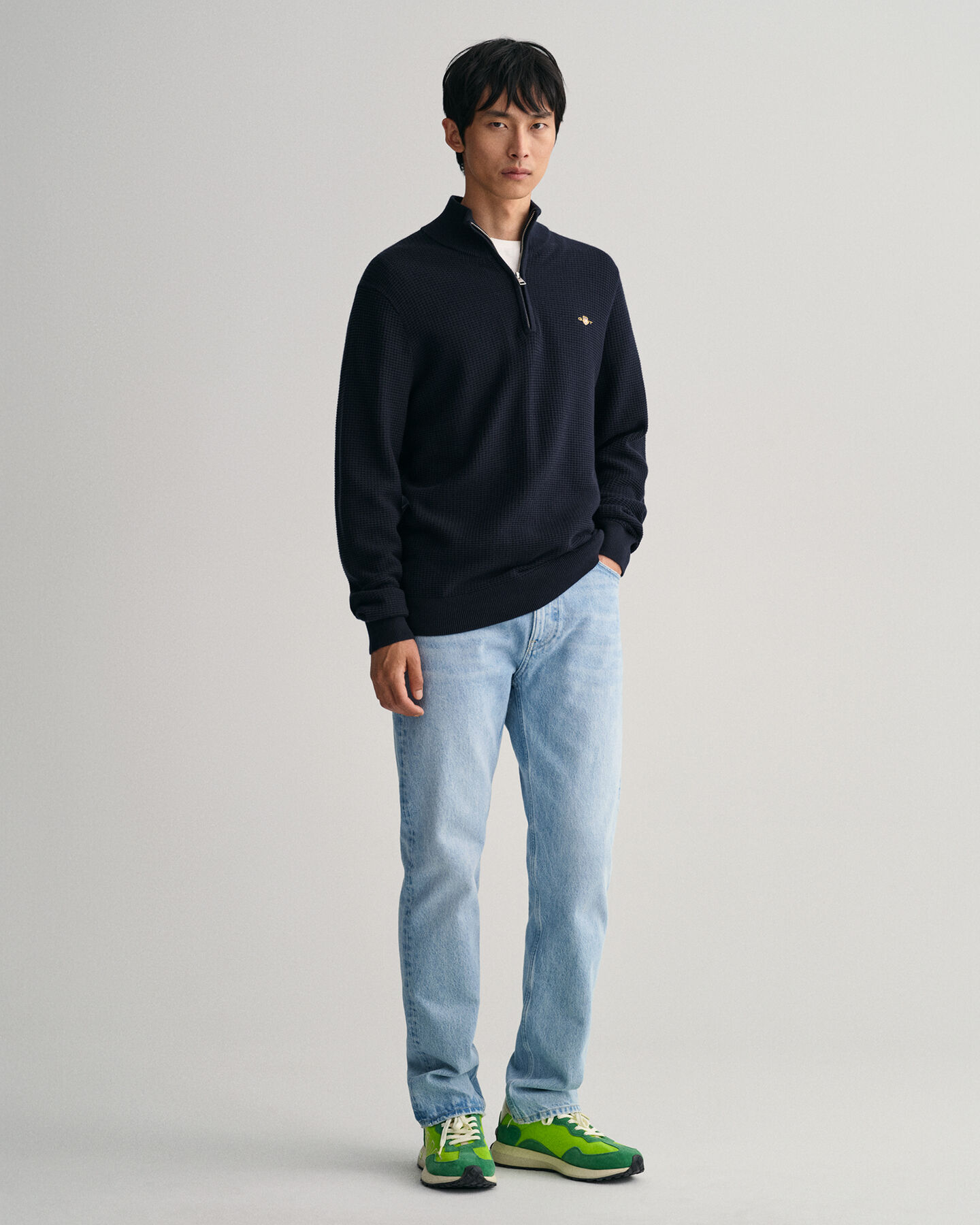 Kohopintainen puuvillaneulepusero, jossa vetoketjullinen pääntie