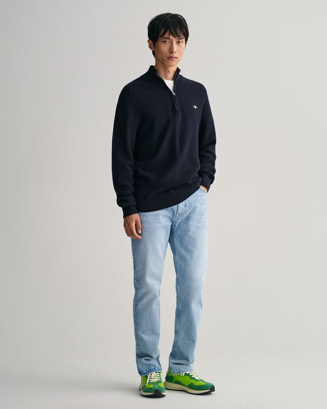 Kohopintainen puuvillaneulepusero, jossa vetoketjullinen pääntie