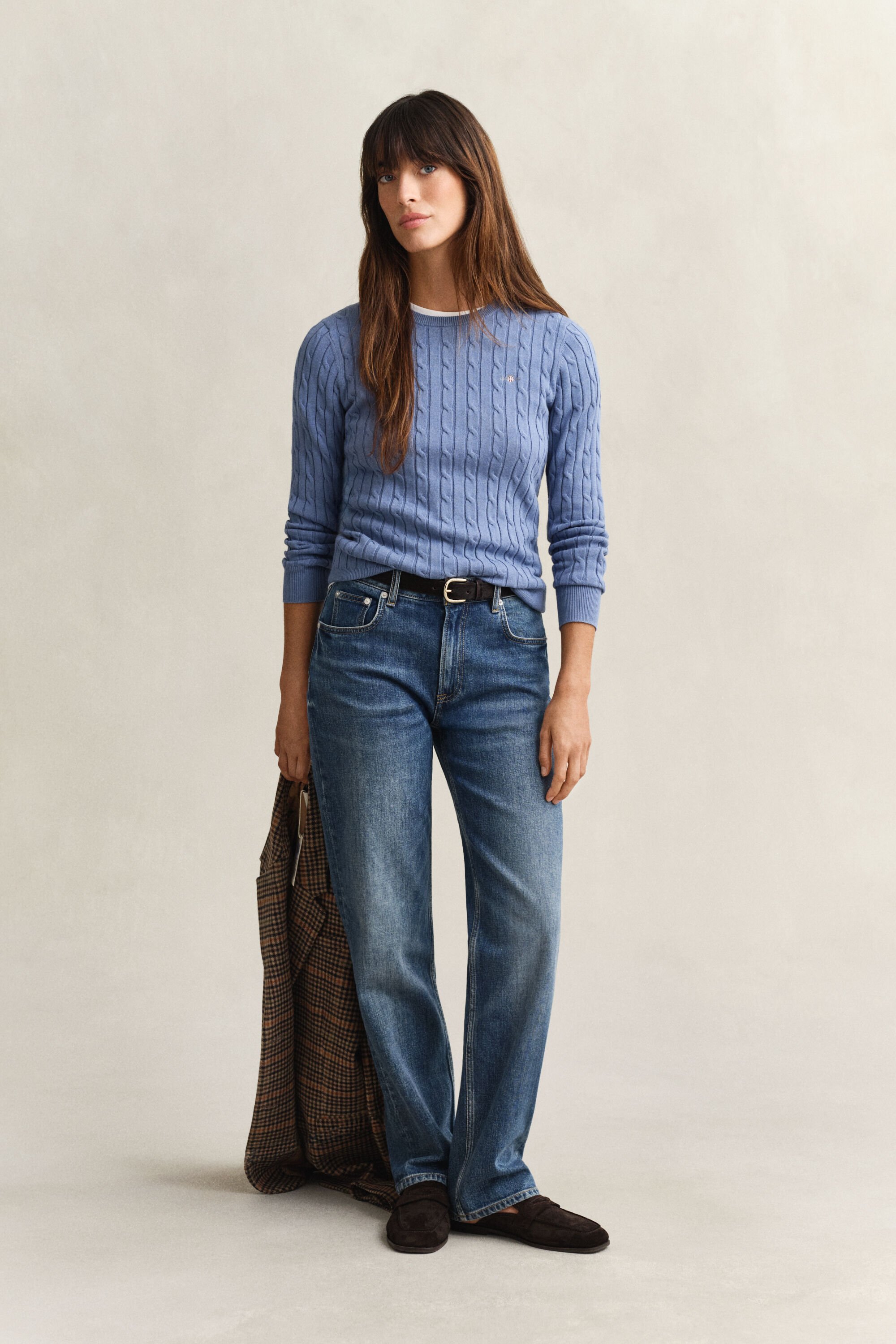 Palmikkoneule, jossa pyöreä pääntie