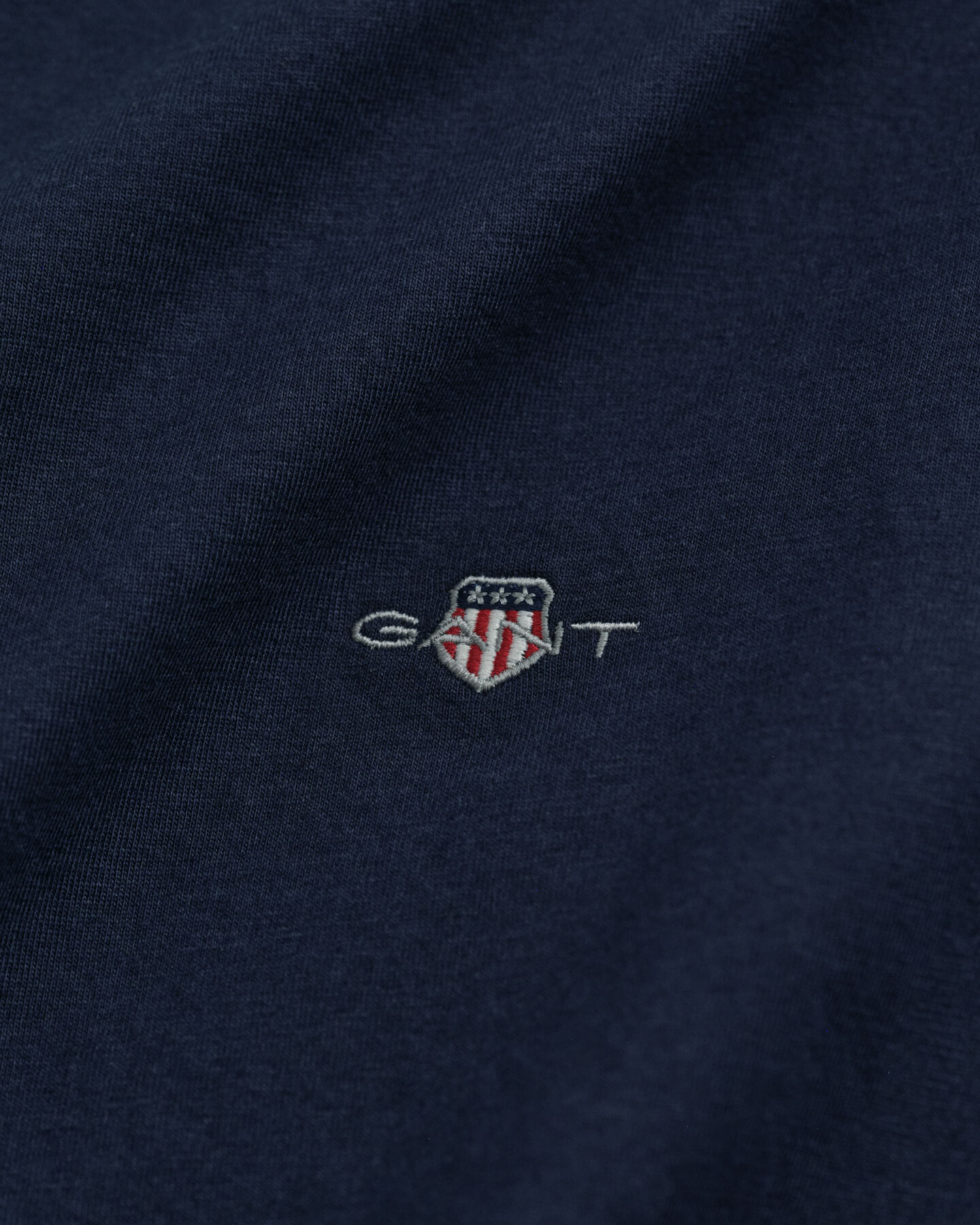 Slim fit ‑mitoitettu Shield-t‑paita, jossa v-pääntie