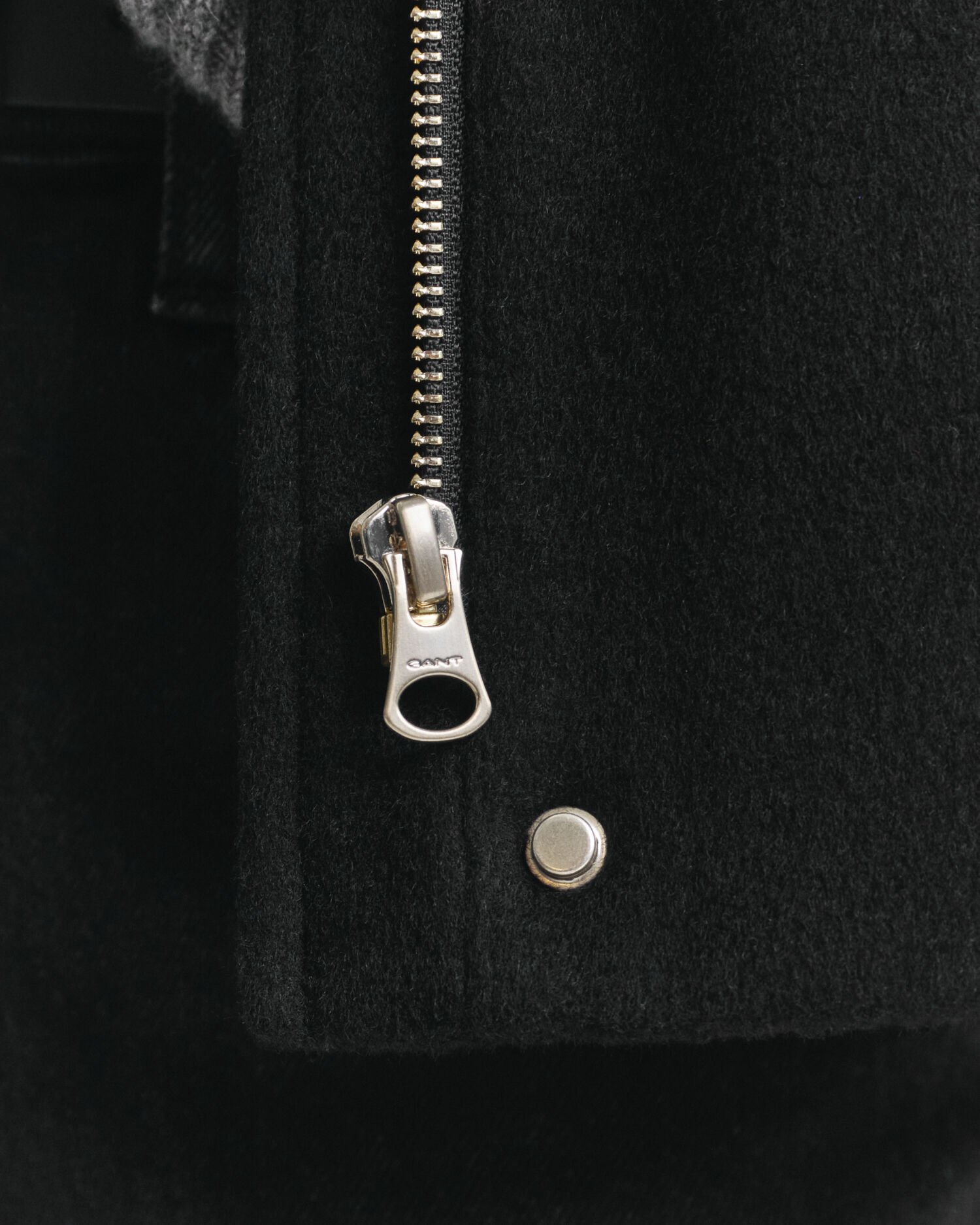 Lyhyt vetoketjullinen villakangastakki