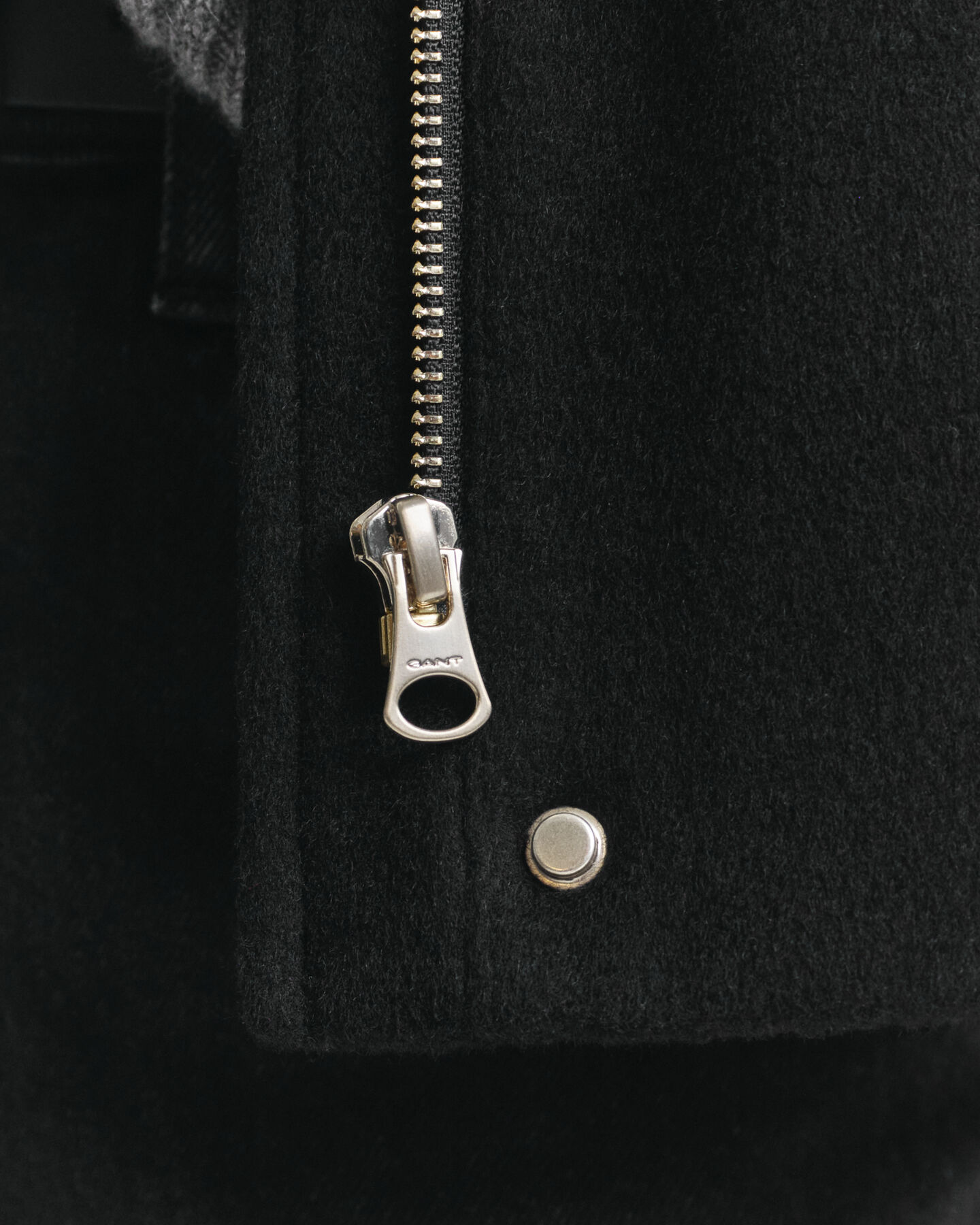 Lyhyt vetoketjullinen villakangastakki