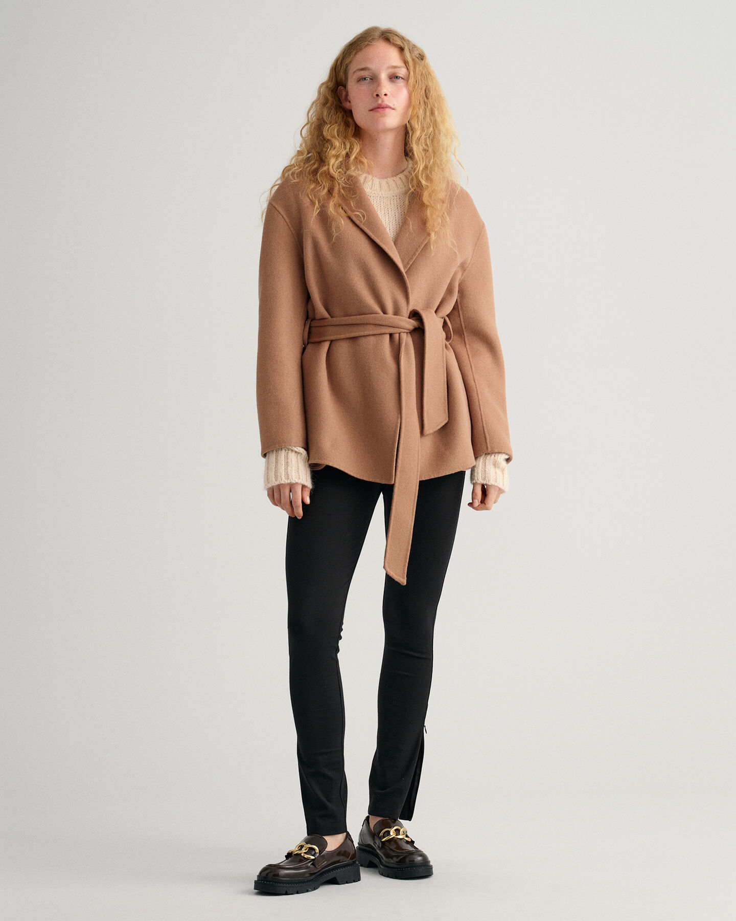 Käsin tikattu bleiseri vyöllä