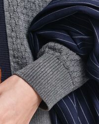 Kohopintainen kontrastivärinen puuvillaneuletakki