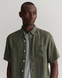 Regular&nbsp;fit ‑mitoitettu valmiina v&auml;rj&auml;tty lyhythihainen pellavapaita