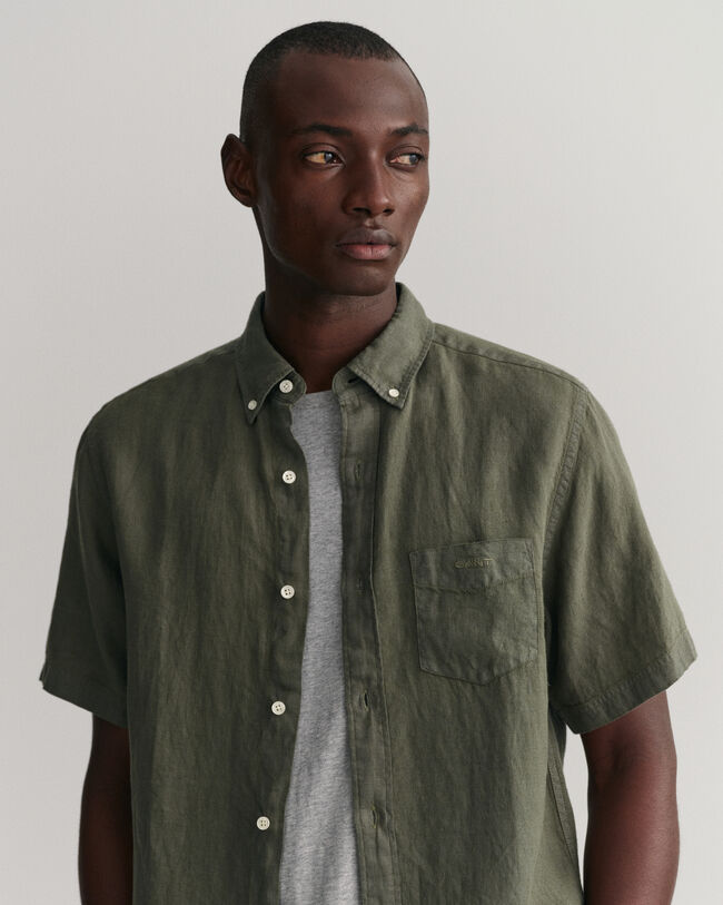 Regular&nbsp;fit ‑mitoitettu valmiina v&auml;rj&auml;tty lyhythihainen pellavapaita