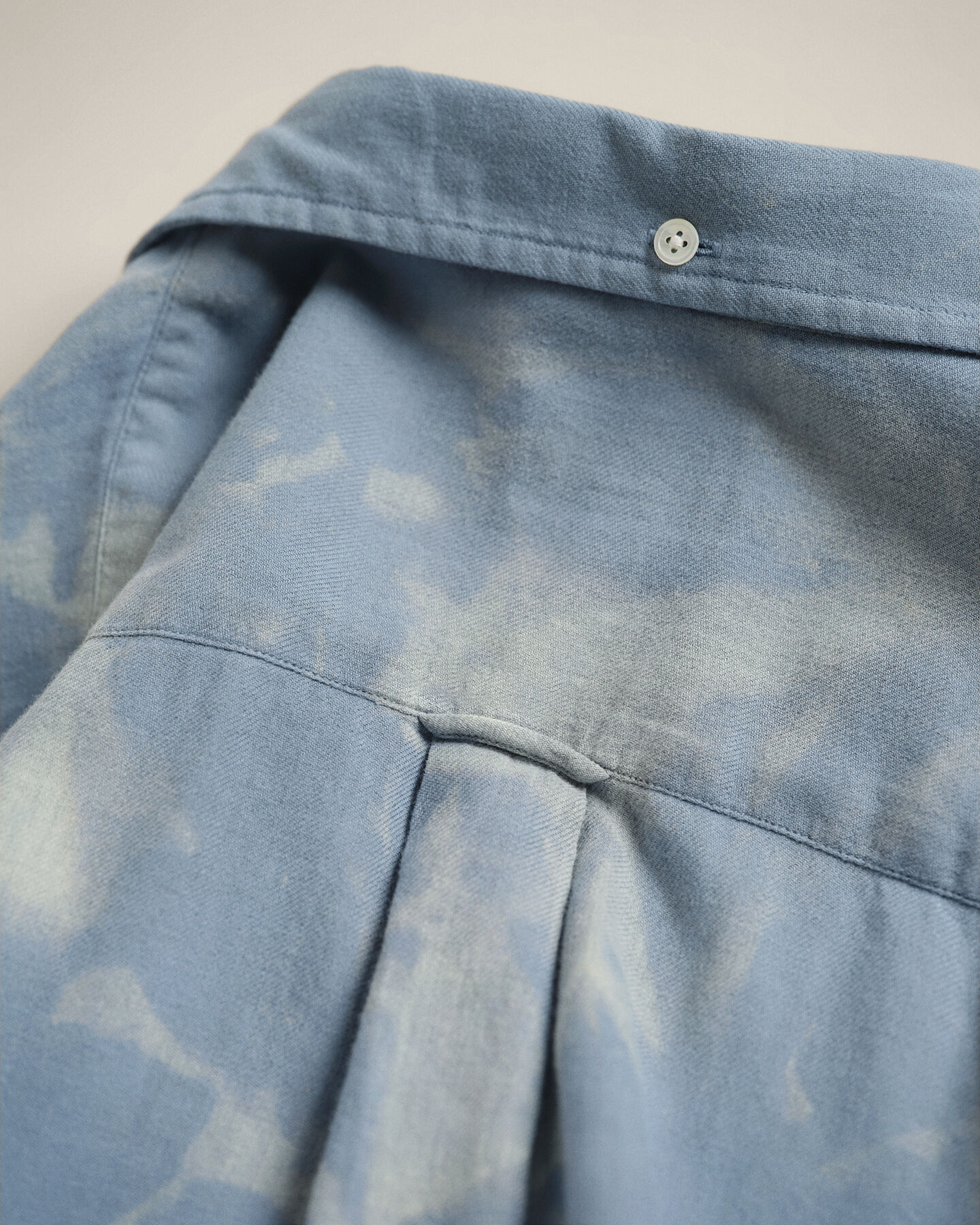 Wrangler x GANT ‑malliston relaxed fit ‑mitoitettu Bleached-paita puuvillasta ja villasta