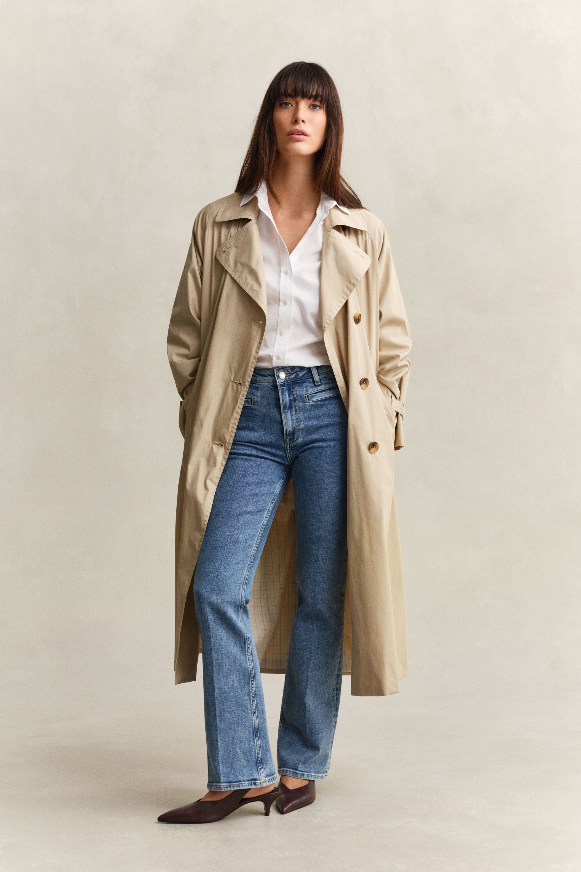 Alaspäin levenevät Monogram-farkut