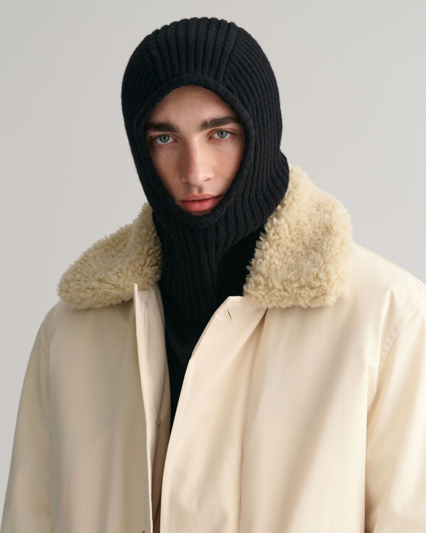 Villasta neulottu kypärämyssy