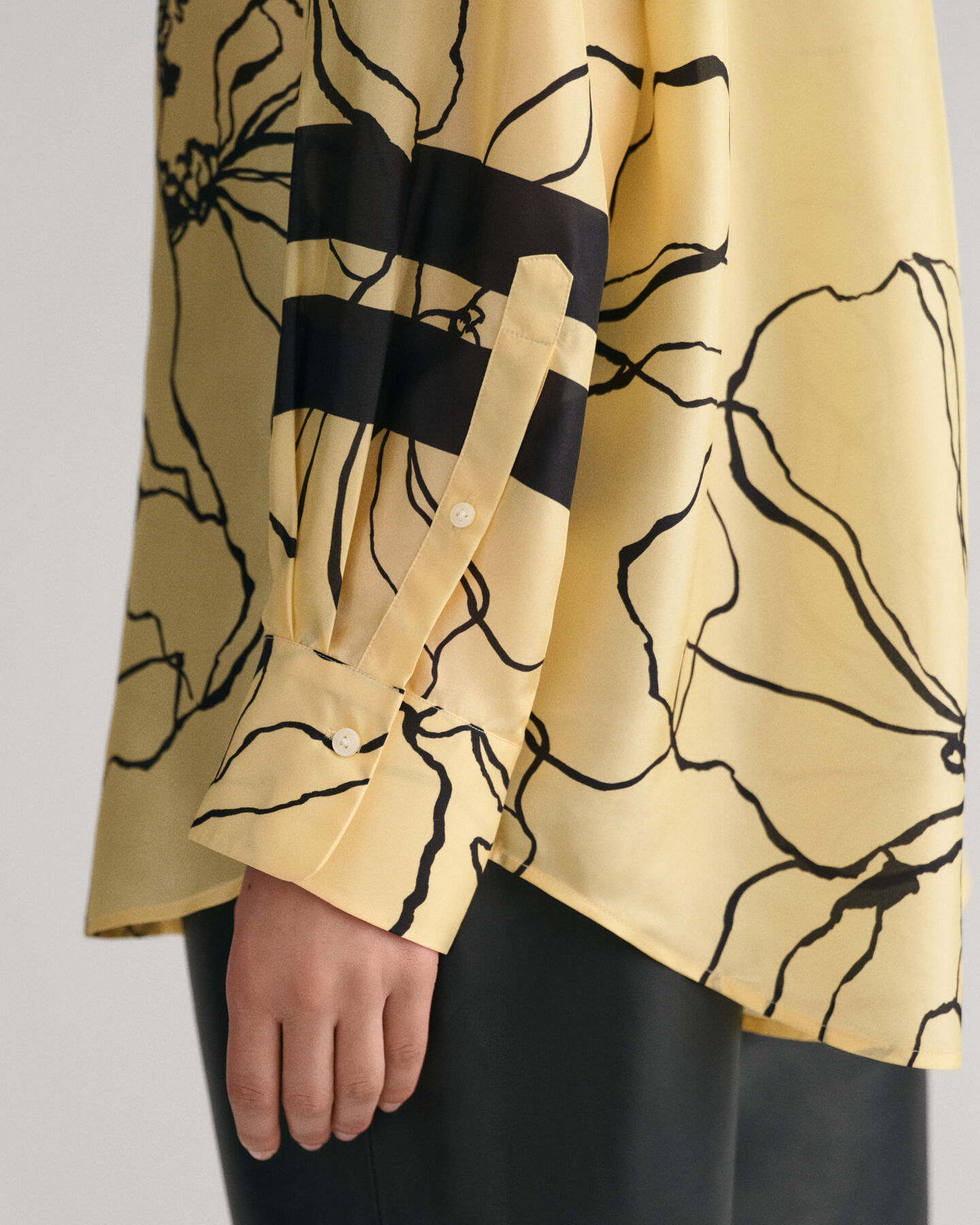 Oversized fit -mitoitettu viivakuvioitu silkkipaita